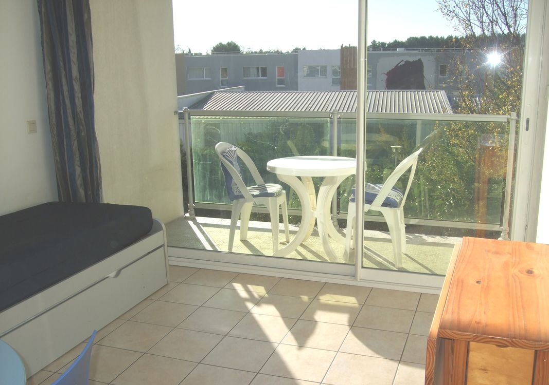 Quartier Aiguelles – Nouvelle Mairie, 34000 Montpellier
Studio meublé 23m² exposé sud.
Bâtiment et parking sécurisés par badge VIGIK.
10 minutes à pied du tram Garcia Lorca ligne 4
Résidence située sur la commune de Lattes à la limite de Montpellier sud.
Chauffage et eau chaude individuels.
Parking privatif. Laverie collective.
Loyer 515€ charges comprises sauf l’eau et l’électricité.