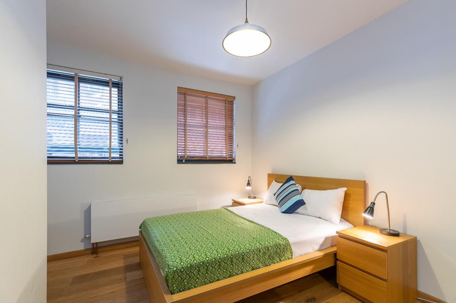 37 Charlotte Road, EC2A, London
– Bel appartement de trés bon Standing avec deux chambres et deux salles de bain dont l’une est attenante, soit dans l’une des deux chambres du logement. Véritable parquet dans tout le logement.
– Les deux chambres sont lumineuses et disposent de lits doubles ainsi que d’espaces de rangement, commodes, table de nuit, lampe de chevet,…
– Les deux salles de bain sont modernes et équipées de WC, lavabo. L’une posséde une douche et l’autre une baignoire.
– Le grand salon comprend un espace salle à manger et un coin séjour avec plusieurs canapés, TV, fauteuil, meubles, commode, table à manger,… .
– Cuisine moderne et entièrement équipée avec réfrigérateur, four, plaque à induction. Machine à laver dans le logement