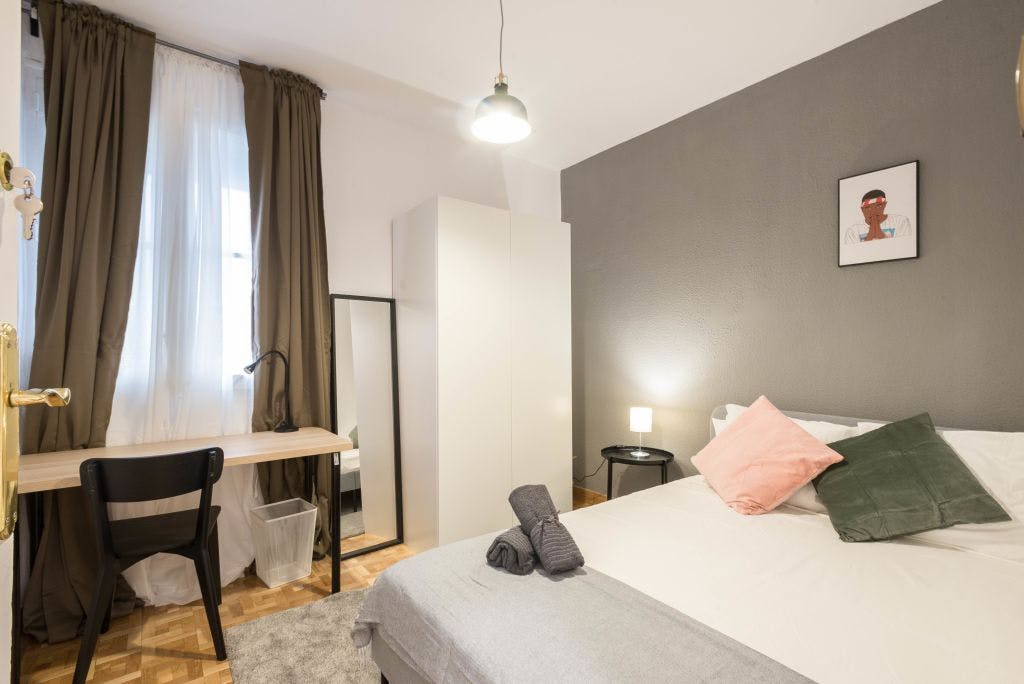 Calle Ayala, 28001 Madrid

• Appartement entièrement meublé.
• Cette chambre dispose d’un lit simple, d’une armoire et du chauffage.
• Superficie de la pièce : 9,1 m².
• Machine à laver.
• Les animaux domestiques et le tabagisme ne sont pas autorisés dans le logement.
• 21 minutes en transports en commun jusqu’au centre de Madrid et à l’arrondissement de Recoletos.
• Dépôt : seulement 335€.