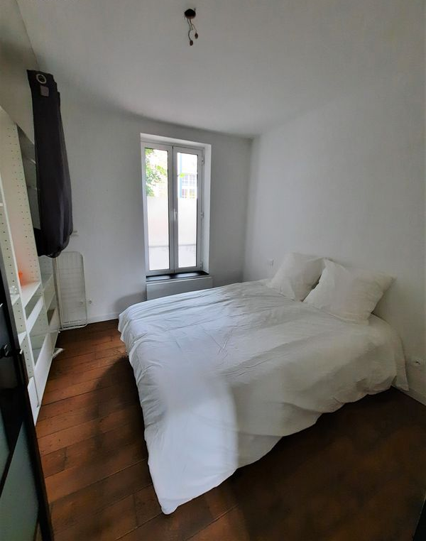 Voici l’Appartement que nous vous proposons : Avenue Diderot, 94100 Saint-Maur-des-FossésAppartement de 50 m² avec 3 pièces meublé à 10 mn à pied du RER A (stations Champigny et le Parc) avec cave 9 m² (autres photos possibles sur demande).Entièrement rénové en 2017 par un architecte. Meubles sur-mesure et espaces optimisés.2 Chambres avec rangement + dressing. Possibilité d’utiliser la seconde chambre en bureau (prises RJ45 et fibre) ou chambre adulte ou enfant.Salon et cuisine.Salle d’eau et WC séparés.Résidence de petite taille. Calme.Jardin ombragé accessible mais non privatif (usage exclusif du fait de la localisation de l’appartement avec table et chaises de jardin).Lave-vaisselle, lave-linge, sèche-linge, four et plaques, micro-onde, bouilloire – Cafetière, vaisselle.Lit 160×200 de marque EMMA confortable.Dressing et nombreux rangements.Equipements électro-ménager completsGrande table de salon, table basse, canapé convertible, buffet.Salle d’eau double vasque.Transport en commun : Le Parc de Saint-Maur RER A / Saint-Maur – Créteil (2024) Métro 15 / Saint-Maur Créteil RER A.Loyer : 1350€ eau et charges comprises, sauf le chauffage qui est individuel (radiateurs récents efficients).Dépôt de garantie : 2640€Disponible immédiatement.