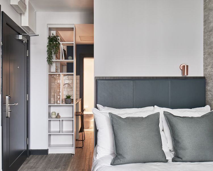 Crossharbour, Isle of Dogs, E14, London
– Studio de taille moyenne (12-13m² de surface totale) pour 1 personne, ultra-moderne et de très bon standing avec une kitchenette, coin Bar, salle de bain avec douche italienne. 
– Excellent emplacement, à seulement 3 mn de la station de DLR Crossharbour et 5 mn de celle de South Quay. 
– Immeuble de Standing, sécurisé avec grande salle de Gym, grande piscine intérieure, salles de travail (Co-working spaces) + salon détente, Laverie (avec sèche-linge). 
– Conciergerie 24H et ménage inclus dans le loyer. Le linge de lit sera également fourni. 
– Logement moderne et très agréable, bien pensé et aménagé avec de nombreux rangements (par exemple sous le lit,…). Kitchenette bien équipée et de bonne taille. Logement lumineux. 
– Toutes les charges sont incluses dans le loyer. Contrat de location de court-terme accepté. 
– Logement bien situé en Zone 2, entouré d’eau avec les Docks au pied de l’immeuble et la Tamise toute proche. A quelques encablures du quartier d’affaire ultra-moderne de Canary Wharf. Quartier historique de Greenwich facilement accessible (en 7 mn de transport en commun) de même que la City de Londres.