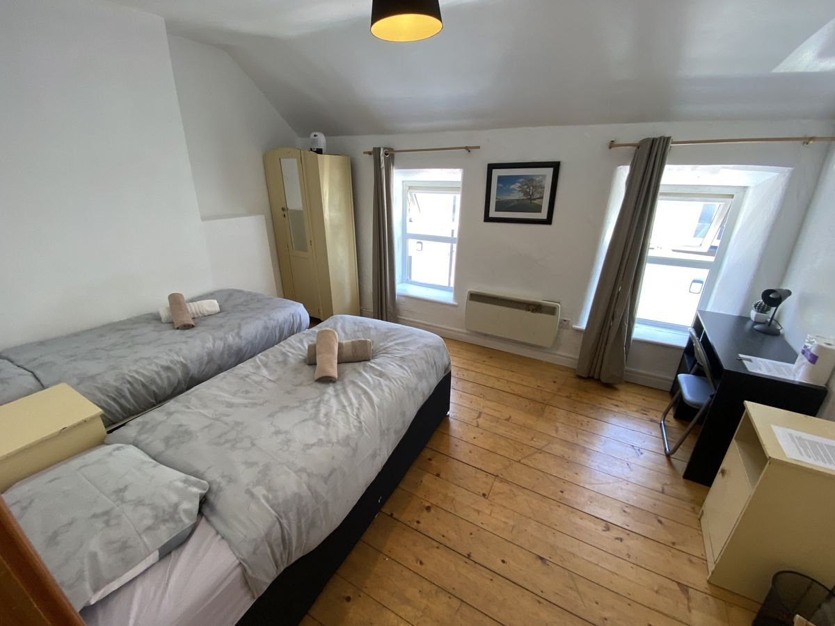 St Patrick’s Avenue, Galway, Ireland


Logement en colocation située en centre-ville de Galway, avec cuisine indépendante.


La chambre avec deux lits simple est entièrement meublée (armoire, bureau, chaise, table de nuit, lit double).


Connexion Wi-Fi illimitée. La maison est entièrement équipée et les espaces communs sont partagés avec deux autres locataires. Elle est située dans un quartier très central (Eyre Square) et calme. Les règles de la maison incluent : interdiction de fumer, pas de fêtes, pas d’invités pour la nuit.


Des conditions flexibles s’appliquent. Le loyer indiqué inclut toutes les charges, sans exception. (aucune facture supplémentaire).


Le prix de la chambre sera de 300€ par personne si deux amis ou un couple partagent la chambre (deux personnes dans la meme chambre).