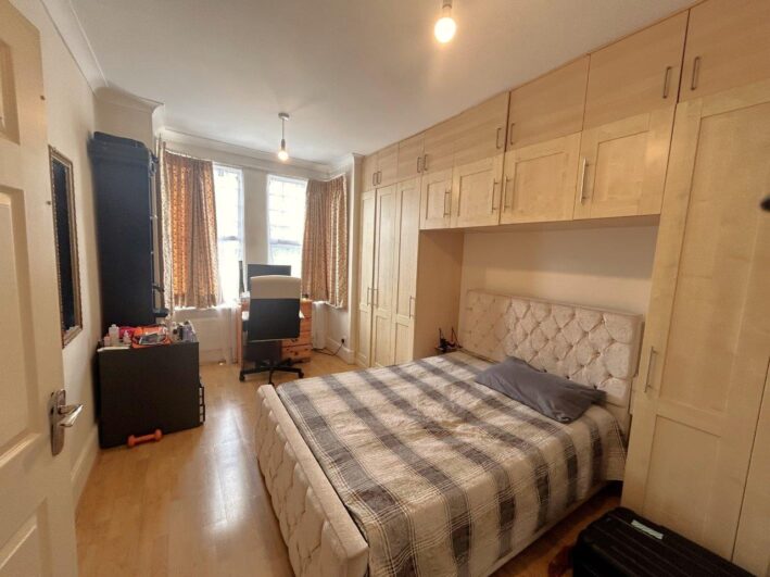 Leytonstone, LONDON
– Maison plutot moderne de 4 chambres située proche de la station de métro de Leytonstone (à 8 mn à pied de la station, 0.4 miles).Il y a une seule chambre pour les invités dans ce logement. 
– Une Chambre double (avec lit 2 personnes) meublée, assez spacieuse avec bureau, nombreux rangements intégrés tout autour du lit, armoire et autres rangements. Lumineuse et parquet au sol. 
– Partage de la cuisine équipée, double salon / salle à manger, grande cuisine aménagée et deux salles de bain modernes (l’une avec baignoire, l’autre avec douche) avec la famille. Toilettes additionelles séparées. Il sera demandé de ne pas monopoliser l’usage de la cuisine afin que chaque membre de la famille puisse s’en servir. 
– La propriétaire est un couple  (la femme a 46 ans, l’homme 56 ans) qui travaille respectivement en tant que Chef d’équipe et Manager. Leurs deux filles de 19 et 22 ans vivent dans la maison. Il y a donc 4 résidents permanents dans la maison.
– Quartier assez résidentiel et agréable situé en Zone 3, à un peu plus de 30 mn du centre environ (Central Line). Commerces proche du logement. La maison est dans une rue calme, résidentielle. 
– Toutes les charges sont incluses dans le loyer. Caution limitée ou PAS de Caution selon la durée du séjour. 
– Maison typique anglaise, bien aménagée, confortable et cosy.