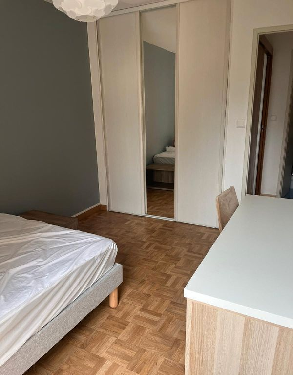 Voici la Chambre que nous vous proposons : Rue Léon Blum, 31320 Castanet-Tolosan
Dans un appartement T4 en Colocation,
Loue une chambre (11m²) meublée : lit 140 (fournie avec 2 oreillers 65×65, couette 140 x 200, alèse), bureau avec caisson de rangement, table de chevet, commode à tiroirs.
Linge de toilette et cintres non fournis.
Description du logement : 3ème étage avec ascenseur, rénové entièrement, très calme, dans résidence au cœur du village (accès interphone). carrelé, 2 grands placards, cuisine équipée. Balcon 10m² donnant sur jardin + cave (5m²), parking et commerces à proximité. Chauffage individuel gaz de ville, volets motorisés.
Raccordement à la fibre Free compris dans les charges.
Equipements communs :
• Cuisine : Placards, tiroirs de rangement, plaque induction, hotte aspirante, four, micro-ondes, ustensiles de cuisine et vaisselle, lave-linge, lave-vaisselle, réfrigérateur/congélateur combiné, aspirateur.
• Salon/salle à manger : 1 table à manger + chaises – 8 personnes, 1 canapé, 1 table basse, 2 bibliothèques, 1 lampadaire, pas de TV.
• Salle de bain : une baignoire/douche avec vitre pare-douche, 2 vasques et un meuble avec 4 tiroirs, un radiateur sèche serviettes
• Balcon : 1 table et 2 chaises
• Entrée : grand placard, étagère à chaussures
L’appartement est déjà occupé par 2 colocataires (étudiante en médecine et en biologie).
Transport en commun : Labège – La Cadène (2024) Métro B – TAE / Enova (2024) Métro TAE / Parc Technologique (2019) Métro B.
Disponible immédiatement.