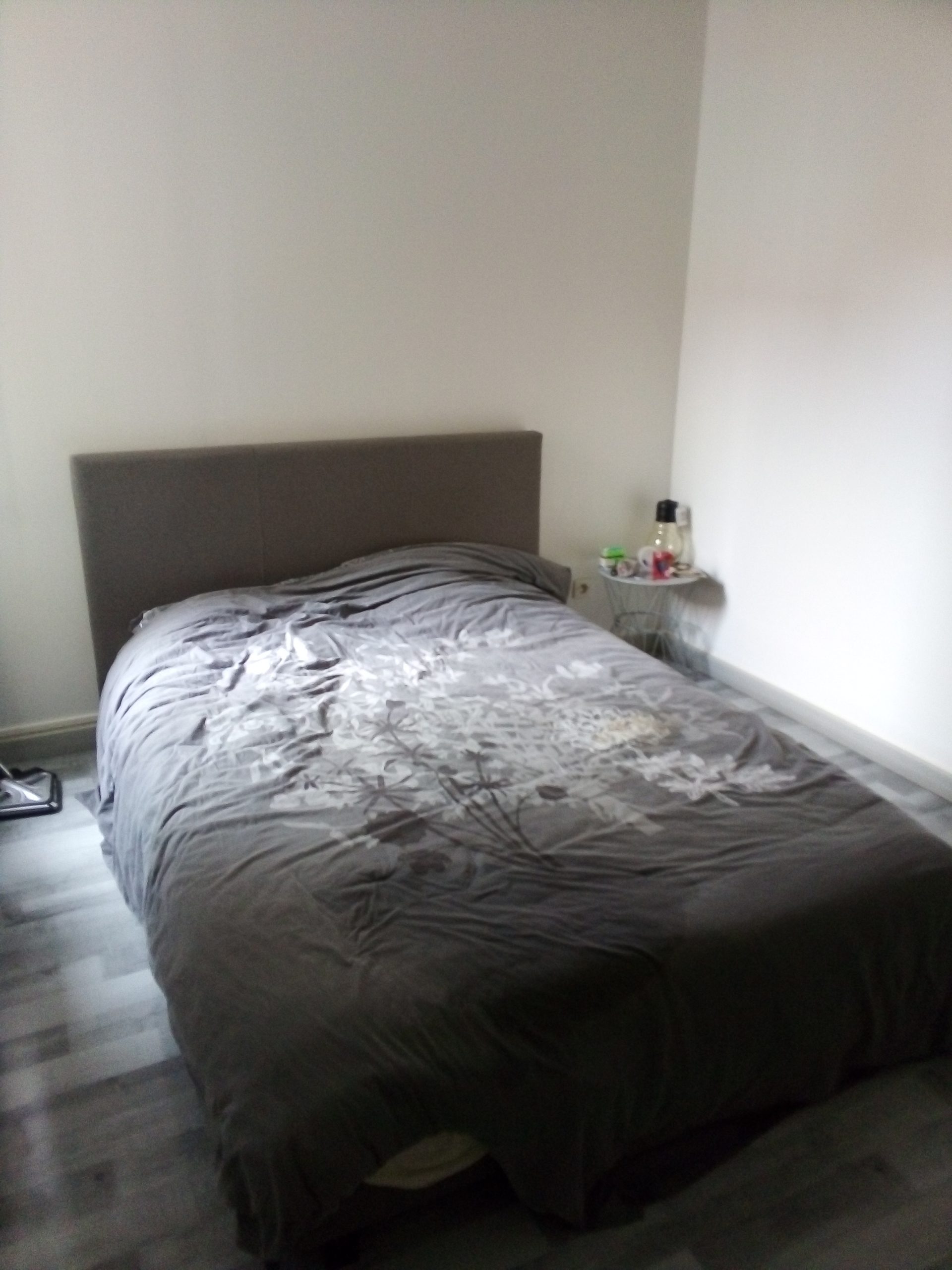 Appartement meublé type F2 en RDC rue Arago à Calais 62100. (Secteur Saint-Pierre, à quelques mètres de l’arrêt de bus « Archimède »)
Le logement est composé d’une cuisine/ séjour (cuisine équipée de plaques vitrocéramiques, d’un micro-ondes, d’un réfrigérateur/ congélateur), d’une chambre, d’un WC séparé et d’une salle d’eau.
Il est possible d’installer un lave-linge dans la salle d’eau.
Il donne sur une cour individuelle.
Chauffage individuel électrique et chauffe-eau électrique individuel.
Le loyer est fixé à 500 €.
Dépôt de garantie : 2 mois de loyer.
Pour les charges : 40 euros, cela comprend l’eau (pour 1 personne)
Abonnements d’électricité et d’internet à établir directement par le locataire.
Pour la garantie : garantie VISALE uniquement (démarches à effectuer auprès de l’organisme correspondant : voir site internet visale.fr, dispositif gratuit). Pas de garant physique.