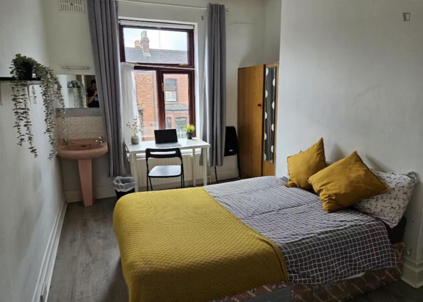 Voici la colocation que nous vous proposons : Saint Alphonsus Road, Dublin 9, D09, IrlandeDes chambres simples et twin sont disponibles dans une maison agréable. La propriété est superbement située à moins de 20 minutes à pied du cœur du centre-ville, avec différentes lignes de bus à votre porte, à distance de marche des stations DART et LUAS, de diverses universités et collèges et d’un grand choix de magasins, supermarchés, pubs et restaurants. La maison comprend un salon et une salle à manger décloisonnés, une cuisine entièrement équipée et une buanderie désignée. Equipements : Chauffage central, câble, télévision, lave-linge, sèche-linge, micro-ondes, Internet, jardin, terrasse, balcon. La caution doit être payée à l’arrivée. Caution : 1 mois de loyer, factures : 40€ par mois et par personne. Préavis de départ de 1 mois. Les locataires doivent suivre le calendrier de nettoyage du propriétaire. Pour les réservations de plus d’un mois, le loyer sera payé mensuellement.