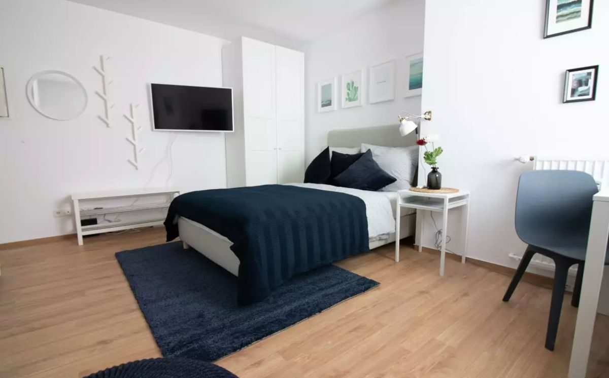 Rue Cassette à Paris (75006) • D’une superficie de 21 m², situé au 2 ème étage (pas d’ascenseur), l’appartement comprend : • Chauffage individuel et eau chaude • Une cuisine ouverte et entièrement équipée • Une salle de bain avec toilettes • Machine à laver • Appartement lumineux et bien éclairé • La propriété est éligible aux allocations de logement (APL).