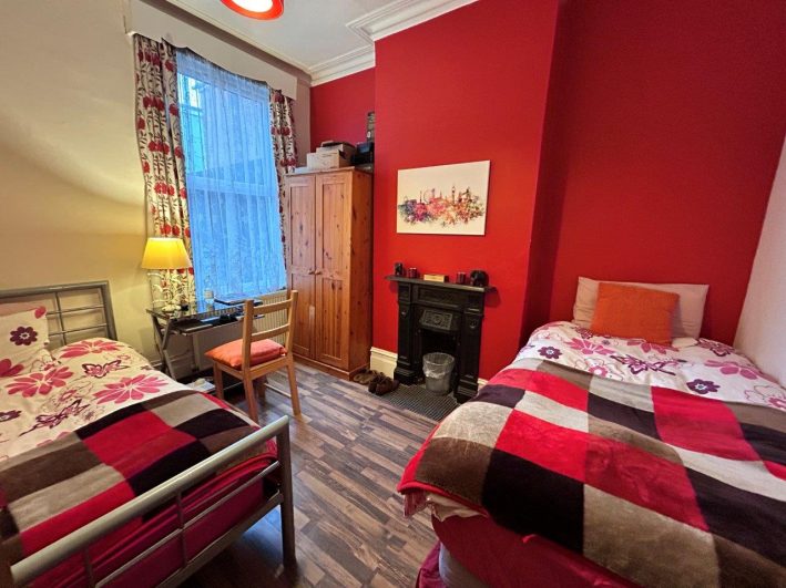 Cricklewood, NW2, LONDRES– Maison traditionnelle de 5 chambres située dans le quartier de Cricklewood, assez proche de la station de métro de Willesden Green (à environ 12 mn à pied – 0,7 miles – Jubilee Line) et proche de la station de train de Cricklewood (à 6 mn à pied de cette station). – Vous louerez deux Chambres de bonne taille (avec deux lits simple ou double selon les chambres) entièrement meublée et lumineuse. Armoire, commode, bureau et chaise dans chaque chambre. – Partage de la grande cuisine équipée, des deux Salles de bain (l’une avec baignoire et l’autre avec douche) et du salon avec la famille. – Vous partagerez la maison avec les propriétaires, un couple âgé tous les deux de 67 ans. Elle travaille en tant que Freelance et lui en tant que Charpentier. Il y a également un chien dans la maison. – Quartier calme et assez résidentiel. Commerces à proximité. Cricklewood est situé en Zone 2, à environ 20 mn de l’hyper-centre. – Logement traditionnel, avec salon et TV. Il y a 3 chambres en tout pour les invités dans cette maison.