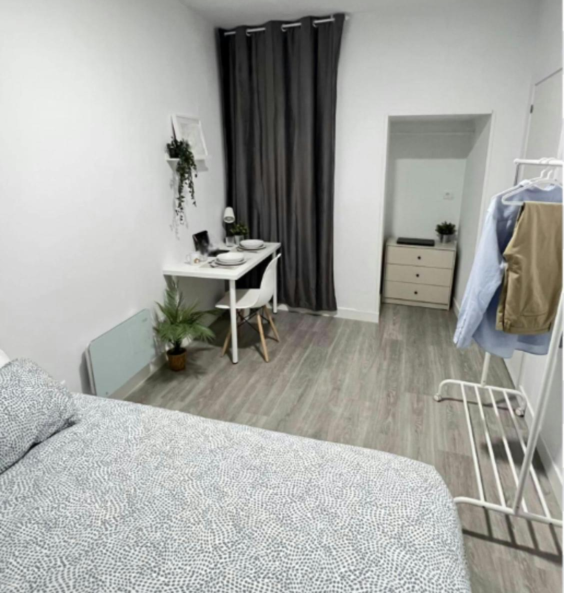 Calle de la Luna, Madrid
• Appartement entièrement équipé et meublé.
• Cette chambre dispose d’un lit simple, d’une armoire, d’une table et d’une chaise.
• Les animaux domestiques et les fumeurs ne sont pas admis dans le logement.
• À environ 20 minutes à pied du quartier de Recoletos.