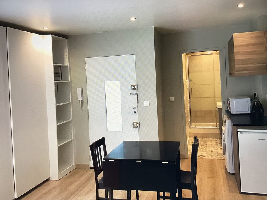 Quartier Gare, Asnières-sur-Seine, 92600 Studio situé à 5 mn de la gare SNCF et 7 mn de Paris La Défense. Entièrement équipé. Entrée avec placards et penderie, séjour avec un canapé lit (BZ), deux fauteuils, d’un meuble avec TV écran plat (possibilité de se connecter à la fibre internet). Une cuisine équipée d’une vasque, d’une plaque chauffante vitrocéramique, d’une hotte aspirante, d’une table avec rallonge et deux chaises, d’un lave-linge, d’un lave-vaisselle, d’un four micro-ondes et de nombreux placards. Une salle de bain avec une douche, un lavabo avec meuble, une armoire glace avec rangements, les toilettes sont indépendantes. Par la baie vitrée depuis le séjour, on peut accéder à un jardin réservé au locataire. Transport en commun : Ligne L et J (Asnières-sur-Seine ou Clichy-Levallois, Métro 13 (Gabriel Péri).