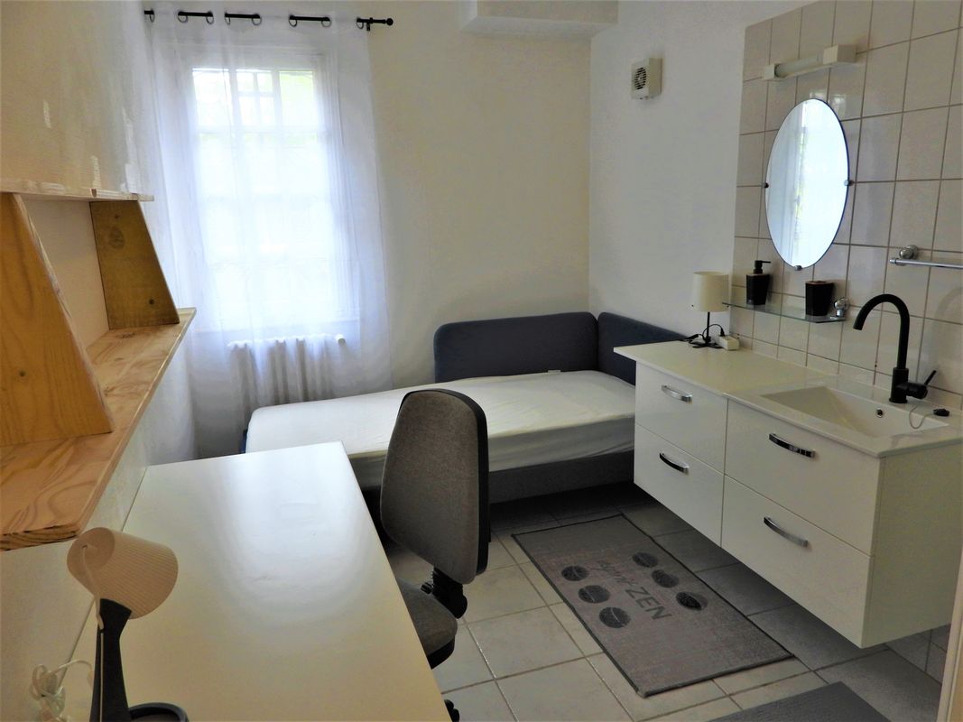 Voici la Chambre en Colocation que nous vous proposons : Quartier centre-ville, 29000 Quimper


Maison individuelle sur 3 niveaux comprenant 7 chambres en colocation et 2 studios indépendants.


 


Propose une chambre meublée de 12 m² au rez de chaussée. Elle est équipée d’une douche, d’un placard penderie, d’un bureau avec étagère, d’un micro-onde, d’un réfrigérateur, d’un coin cuisine avec hotte, d’un lavabo et d’un lit de 90 cm.


 


Complétée d’un four, plaque de cuisson à induction et WC partagés au même niveau.


 


Dans la maison, à disposition, une cuisine équipée au 1er, un espace de coworking, wifi raccordé à la fibre, 2 lave-linge et un sèche-linge.


 


La maison dispose en plus d’un abri à vélo et d’un grand jardin de 600 m² arboré avec salon de jardin sous les cerisiers et oliviers et si vous le souhaitez, des surfaces à cultiver pour des petits potagers.


 


Environnement très calme, maison destinée aux étudiants et jeunes actifs souhaitant pouvoir travailler et se reposer les fenêtres ouvertes.


 


Situé, à 600 m du lycée Yves Thépot, 750 du carrefour City et commerces, 700 m de la gare SNCF, 600 m de l’hôpital Laënnec et 1 500 m du centre-ville.