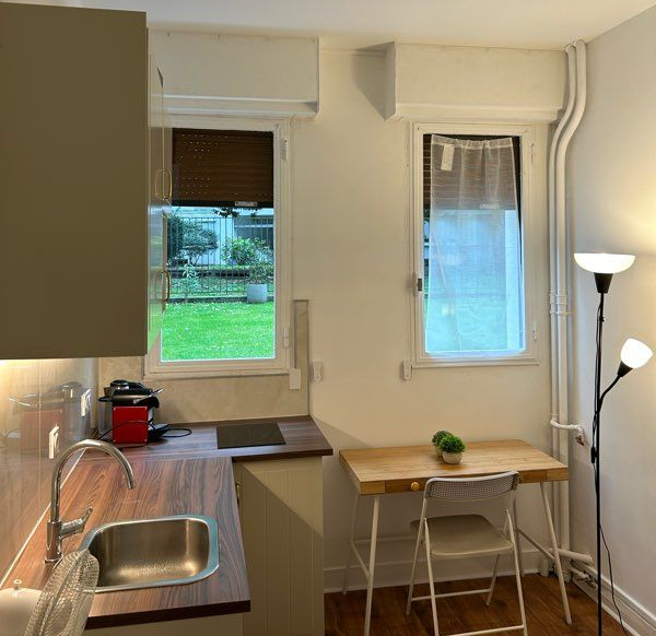 Avenue Foch, 75116 ParisSitué sur une des plus belles avenues de Paris, ce studio de 10 m² non mansardé. Appartement au rez-de-chaussée d’une résidence sécurisée et avec vidéo-surveillance. Petit mais bien aménagé et moderne. Entièrement meublé et équipé – sans frais supplémentaires à votre charge. WC et douches sur le palier, entretien et ménage effectués par la copropriété. Métro, Tramway et RER à moins de 5 mn qui dessert tout Paris. Transport en commun : Argentine Métro 1 / Kléber Métro 6 / Charles de Gaulle-Etoile Métro 1, Métro 2, Métro 6, RER A.