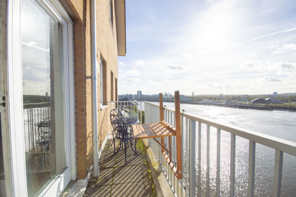 Voici l’Appartement que nous vous proposons : Canary Wharf, E14, London– Un superbe appartement de 92.90m² de deux chambres et deux salles de bains. Entiérement meublé et de bon Standing. Au bord de la Tamise, super emplacement. – Ce bel appartement se compose de deux chambres doubles, deux salles de bains et des baies vitrées qui permettent à la lumière naturelle d’inonder l’appartement, avec un salon / salle à manger lumineux et spacieux, totalement équipé avec Sofa et TV entre autre. – Les grandes chambres doubles sont magnifiquement aménagées avec des armoires encastrées offrant un grand espace de rangement. L’une des deux chambres (Master Bedroom) a une salle de bain privée, un lit King Size et vue sur la Tamise. La deuxiéme chambre dispose aussi de sa propre salle de bain et un bureau également. Les deux chambres sont spacieuses et agréables. – Vous aurez accès à un balcon privé depuis la pièce à vivre décloisonnée. – Le bâtiment dispose d’une salle de sport ultramoderne et d’une Conciergerie 24/24H. Les résidents ont aussi un accès complet à la piscine. – Les charges ne sont pas incluses dans le loyer. – Contrat de location de courte durée accepté, soumis à l’accord du propriétaire et sur dossier. – Le logement n’est situé qu’à 6-7 mn de la station de métro la plus proche. – Caractéristiques : Machine à laver, Lave-vaisselle, Salle de bain, Salon à aire ouverte, Réfrigérateur, Four/plaque de cuisson.