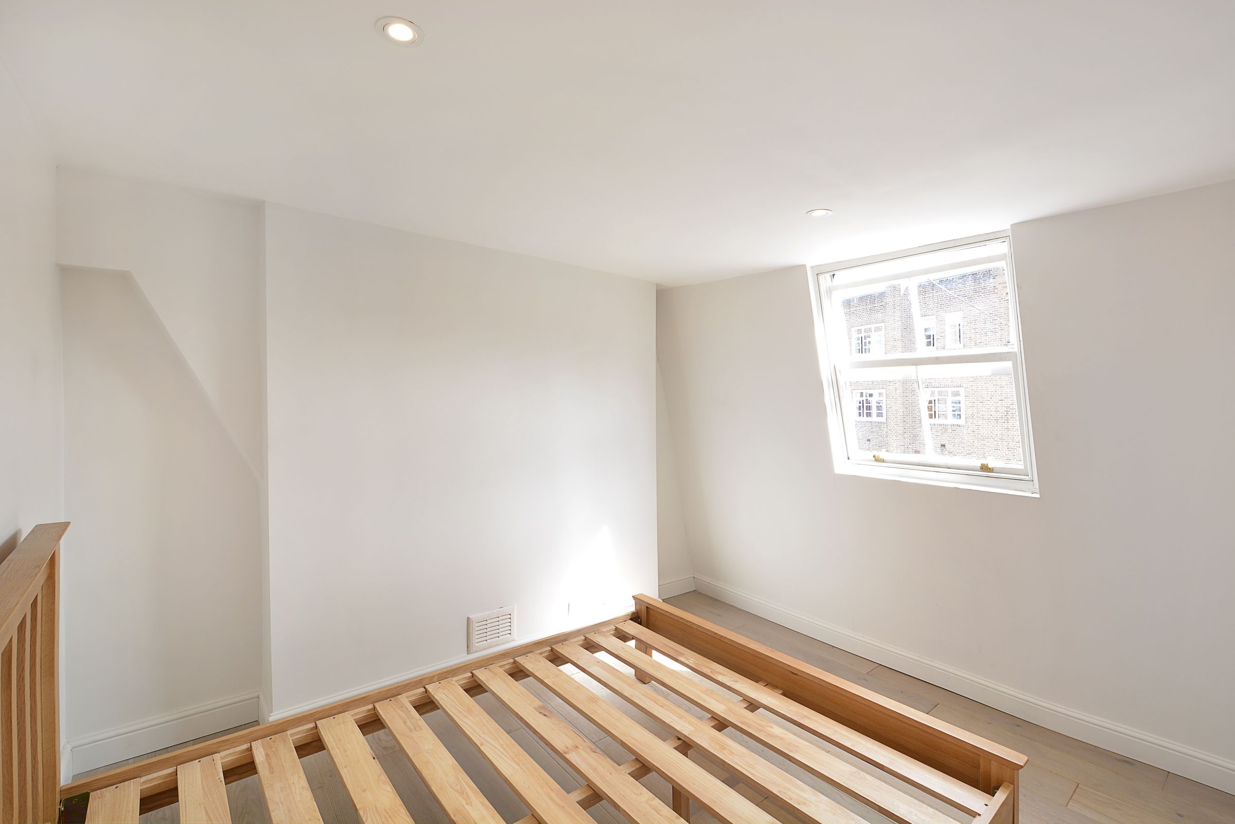 Voici l’appartement que nous vous proposons : Owen Street, Pentonville, EC1V, London– Appartement plutôt moderne récemment réhabilité, idéalement situé dans le quartier de Bloomsbury, à deux pas de la gare de Saint Pancras (à environ 4-5 mn a pied), dans un quartier dynamique et agréable. L’appartement est situé au dernier étage. – Charges exclues. Le logement peut être loué meublé ou non-meublé avec cuisine ouverte et véritable salon, de taille convenable. Le logement dispose de rangements parfaitement intégrés dans les murs. – Cuisine moderne, bien équipée et salle de bain avec baignoire. Trés bon état. Chambre double de taille moyenne mais assez lumineuse. Salle de bain moderne avec Douche, attenante à la chambre. Joli Parquet dans l’ensemble de l’appartement. – Quartier très apprécié et sûr. Emplacement génial pour profiter du centre de Londres.– Conditions de location classique.