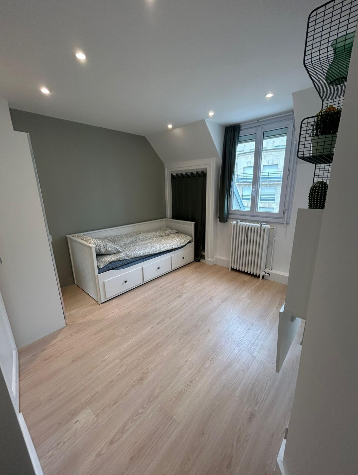 Quartier de Passy, 75116, Paris• Studio lumineux dans la région de Passy avec une surface totale de 18m².• Emplacement magnifique : à 15 min à pied de la Tour Eiffel et à 10 mn de la Seine.• Entièrement rénové récemment. Intérieur flambant neuf avec de nouveaux meubles également.• Un appartement lumineux grâce à deux grandes fenêtres.• Une cuisine entièrement équipée, en partie séparée de l’espace de vie principal.• Vous disposez d’une table marche/arrêt qui est également un petit bureau. Un lit simple avec des rangements en dessous.• Une salle de bain avec WC et douche, en parfait état.• Beaucoup de rangement répartis dans l’appartement. Très pratique.• Loyer : 1090€/mois + 60€/mois de factures.• Vous disposez d’un centre commercial (Centre commercial) à 2 minutes de l’appartement et de nombreux bars, restaurants et boutiques très proches.