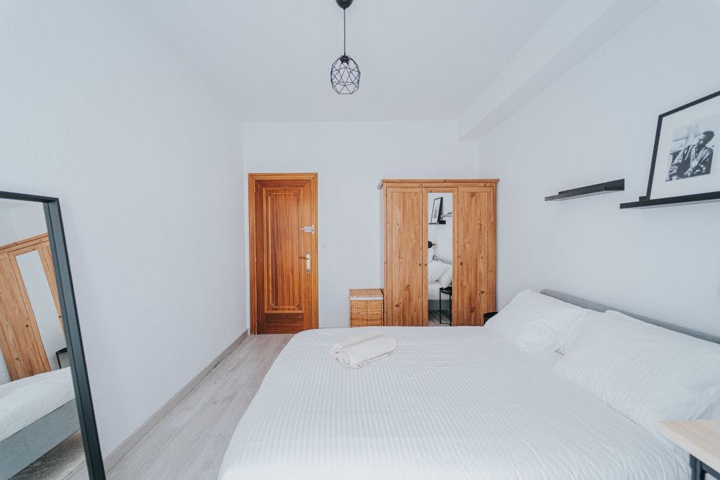 Voici la colocation que nous vous proposons :Paseo de la Virgen del Puerto, 28005 Madrid Appartement entièrement meublé. Cette chambre dispose d’un lit simple, d’une armoire et du chauffage. Superficie de la pièce : 10 m². Machine à laver. Les animaux domestiques et le tabagisme ne sont pas autorisés dans le logement. 17 minutes en transports en commun jusqu’au centre de Madrid et à l’arrondissement de Recoletos. Dépôt : seulement 325€.
