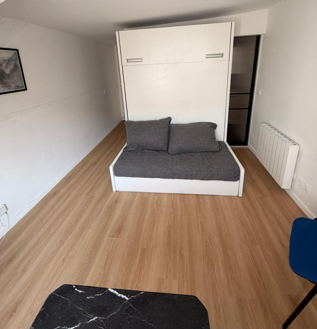 Rue Montalivet, 75008 Paris :Ce charmant studio entièrement rénové offre un aménagement intelligent et efficace, combinant :un salon, salle à manger et chambre, le tout dans une seule pièce ouverte.Le studio dispose d’un lit rabattable de haute qualité (très pratique, entièrement intégré, économiser beaucoup d’espace), permettant à l’espace de passer facilement d’un salon confortable pendant la journée dans une chambre confortable la nuit.Il existe également un stockage intégré pour vous aider gardez les choses organisées et maximisez l’espace.La grande fenêtre inonde la pièce de lumière naturelle et offre une vue agréable, tandis qu’une une petite table à manger près de la fenêtre offre un endroit parfait pour les repas ou le travail.L’appartement comprend une salle de bain complète avec douche, WC, lavabo avec miroir, et un rangement supplémentaire pour votre commodité.La kitchenette, située à l’entrée, est entièrement équipée de plaques thermiques, une mini réfrigérateur, machine à laver et évier, ainsi qu’un rangement intégré pour conserver tout en place.