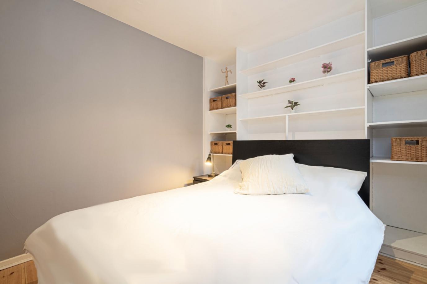 Voici l’appartement que nous vous proposons à Kent Terrace, Lisson Grove, NW1, LondresBel appartement avec deux chambres meublées et bien équipées Les deux chambres offrent de nombreux espaces de rangement (avec placard parfaitement intégré), tables d’appoint, miroir, rideaux et lits doubles confortables. Vous avez également une bonne lumière naturelle. L’appartement dispose d’une salle de bain et de toilettes séparées. Vous disposez d’un salon spacieux avec un canapé et une télévision, ainsi que d’un véritable coin repas avec une table et trois chaises. La cuisine semi-ouverte comprend un espace de rangement, un lave-linge, une cuisinière, un micro-ondes, un réfrigérateur, une hotte aspirante, une bouilloire, un four et un lave-vaisselle. L’appartement dispose également d’un petit hall d’entrée. Plancher en bois dans tout l’appartement. Cet appartement est situé dans un quartier calme et très sécurisé de Londres. Vous êtes à seulement 2 minutes du magnifique Regent’s Park et à moins de 10 minutes des célèbres arrondissements de Marylebone ou de Paddington.Le loyer comprend toutes les factures, même Internet.C’est un Appartement entièrement meublé avec ustensiles de cuisine, couverts,… Il suffit d’emménager.Vidéo sur demande