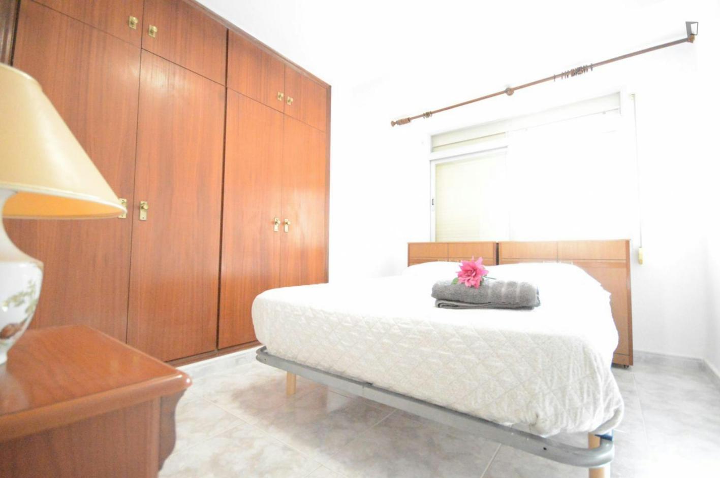 Voici l’Appartement en Colocation que nous vous proposons à Carrer del Progrés, Valencia, Espagne
Appartement avec trois chambres entièrement meublées.
 

Chaque chambre comprend un lit et une armoire. 
Une salle de bain avec douche, WC et lavabo.
Balcon avec vue sur la rue.
Cuisine équipée : réfrigérateur, lave-linge, buanderie et autres ustensiles.
Salon/salle à manger avec un canapé et TV.
Il est interdit de fumer dans la maison.
Les animaux sont interdits.

 
À 25 minutes en transports en commun du centre de Valencia.