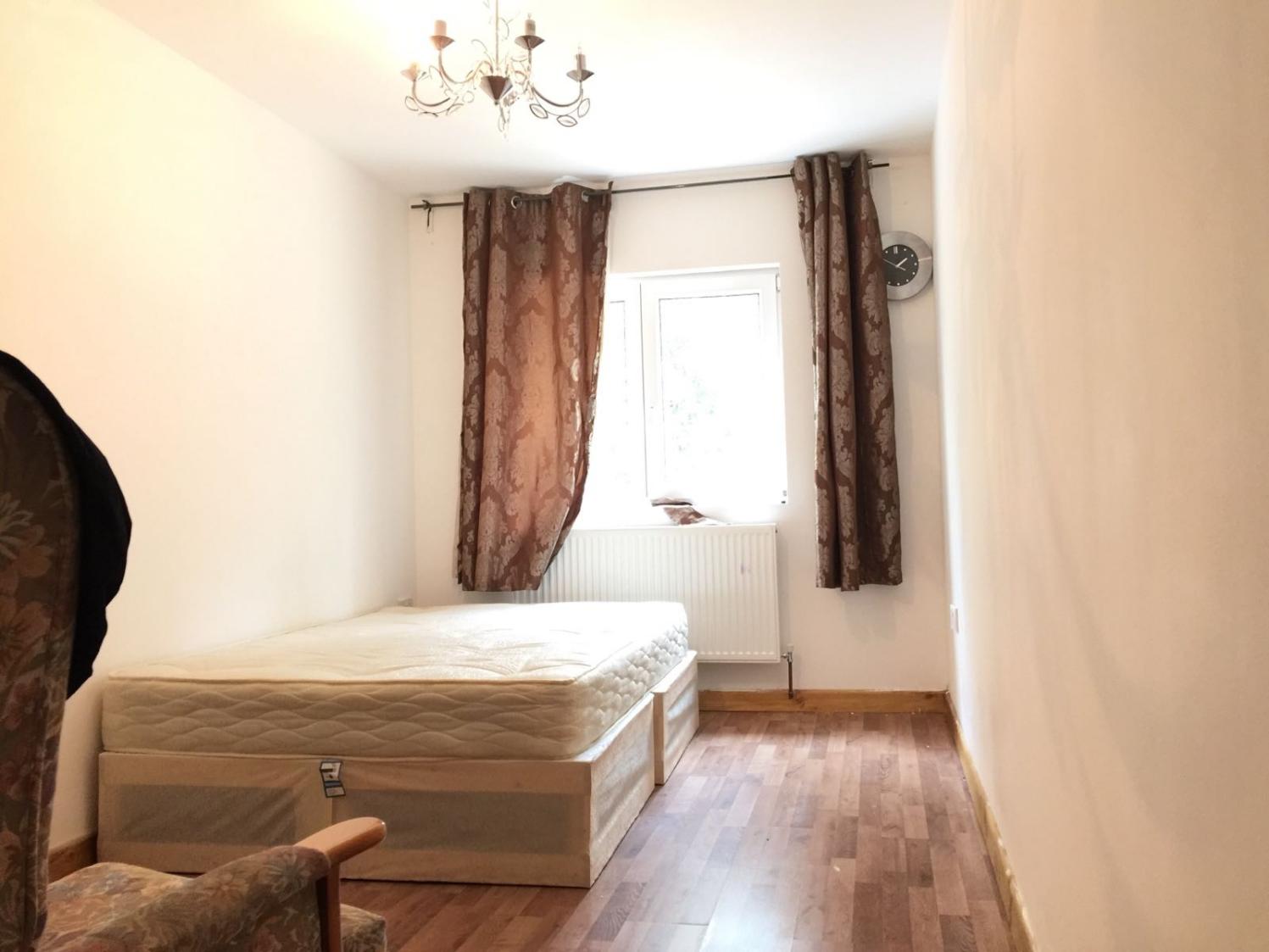 Voici la colocation que nous vous proposons : Northbrook Road, Ilford, IG1 3BN– Maison de 5 chambres en colocation située très proche de la station de train d’Ilford (à seulement 5 mn à pied). – Logement en trèb Bon état. – Chambre double meublée (avec lit 2 personnes) avec armoires, etc… Plutôt spacieuse. Parquet au sol.– Partage de la cuisine équipée plutôt moderne, – 2 salles de bain, machine à laver et Internet. – Toutes les charges sont incluses dans le loyer, Internet compris. – 1 mois de caution. Logement confortable, agréable et économique. – Quartier résidentiel, avec cependant de nombreux commerces proche, situé en Zone 4 mais à moins de 25 mn du centre avec le TFL Rail (train). Quartier de Stratford moderne (réputé pour les JO 2012) à 10 mn de train.