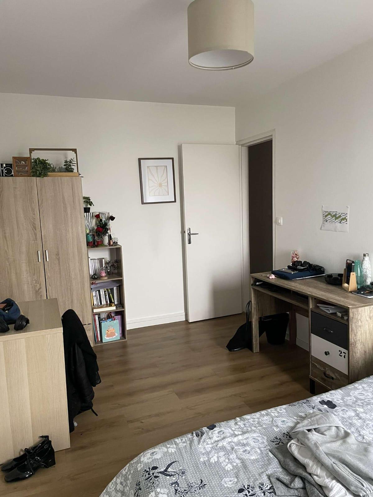 Une place se libère le 28/03/2026 dans cette colocation de 3 personnes située Place Champlain à Caen. L’appartement est situé au 7ème étage d’une propriété calme avec ascenseur. Il est lumineux et se compose : d’une grande pièce à vivre, d’une cuisine équipée (four, plaques, lave vaisselle, machine à laver, grand réfrigérateur), d’une salle de bain, de 3 chambres et d’un balcon. L’appartement dispose enfin d’une cave privative, et un local vélo est accessible dans l’immeuble. L’appartement est entièrement meublé. Les locataires actuels sont Emmy et Hugo, deux étudiants en école d’ingénieur. Le loyer est de 400€ / charges comprises (chauffage, eau, internet) Dépôt de garantie : 340 €DPE : D (classe énergie et GES)Date disponibilité : 01/04/2026
