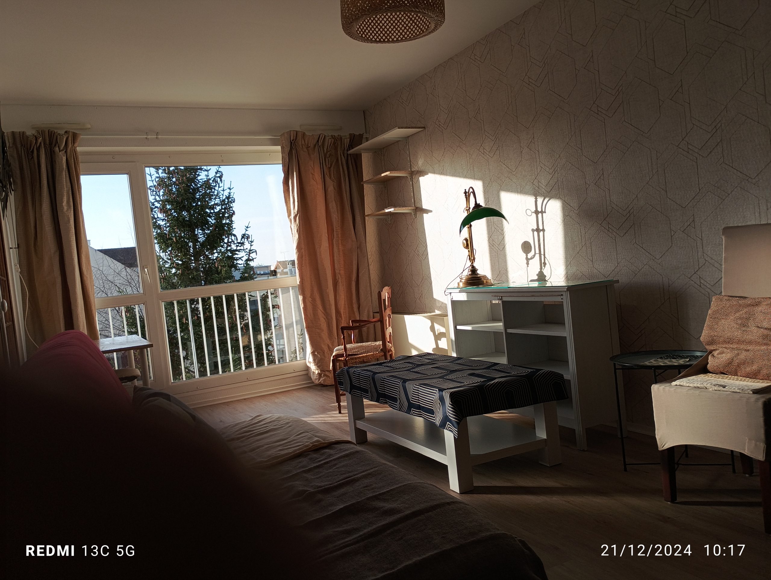 Colocation acceptéeAppartement traversant avec 3 chambres, idéal pour le télétravail.Très bien situéA 4 min à pied du quai de la gare SNCF (Paris Montparnasse en 1h via Versailles Chantiers, Paris Austerlitz en 1H).A 3 min à pied de la nouvelle gare routière et du Colisée à Chartres, salle de spectacles.A 11 min à pied de la Cathédrale et à côté de l’école St-Jean.Grand réseau de transports à proximité (bus). Carrefour City, crèche, tabac, boulangerie, kinésithérapeute, etc… à proximité. À 12 min à pied, grand Intermarché, station essence, pharmacie, laboratoire, serrurier, cordonnier.Ensoleillé et lumineux 84 m², situé au 4e et dernier étage avec ascenseur d’un petit immeuble, vue panoramique et arborée .Pas de vis-à-vis et au calme.Entièrement repeint. Exposition sud : le séjour et deux chambres. Balcon: 9 m². Exposition nord : Cuisine et une chambre.Une belle entrée dessert :Une grande cuisine aménagée et équipée : lave-vaisselle, réfrigérateur-congélateur, plaques cuisson induction, four, table, chaises et lave-linge,Un grand séjour, un convertible, un meuble TV, Table basse, fauteuil avec un espace repas. bibliothèque desserte. Accès au balcon commun avec la chambre.Une chambre : un grand dressing + un lit 160 x 200 (balcon commun avec séjour)Un couloir avec un dressing.Deux chambres : lits jumeaux avec un grand dressing chacune.Une salle de douche et lavabo, meubles-rangement intégrés.Un toilette et lave main invité.Beaucoup de cachet : belles portes vitrées, parquet flottant neuf. Beaucoup de rangements.Immeuble sécurisé avec gardien dans parc arboré.Digicode/Interphone. Un emplacement de parking extérieur devant la porte de l’immeuble.Loyer 1.050 euros + charges syndic 130 euros avec eau.Longue ou courte durée (2 chambres) (3 nuits minimum).Possibilité de louer à la chambre 630€ + charges 70€ et 2è chambre 590€ + charges 70€