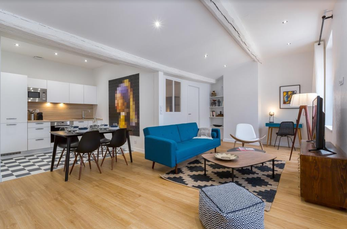 Voici l’Appartement que nous vous proposons : 68 Rue Des Granges, Besançon 25000Appartement deux pièces dans une rue calme et sécurisée. Toutes charges comprises (eau, électricité, gaz, chauffage et l’internet). Comprenant :une cuisine ouverte équipée(Lave-vaisselle, Micro-ondes – Four – Plaque de cuisson – Vaisselle – Réfrigérateur – Congélateur)une chambre séparée avec lit double, salle de bain, WC,Rangements En excellent état car réaménagé en 2024. Proche transports et commerces. Eligible aux APL. Vous disposez de : Linge de maison et TV. Digicode, Interphone. Chauffage électrique.Cet appartement est très lumineux. Au 2éme étage avec ascenseur.Vous trouverez à proximité de nombreux commerces et services (Boucherie charcuterie, Boulangerie, Brasserie, Épicerie, Kiosque à journaux, Pharmacie, Restaurant)