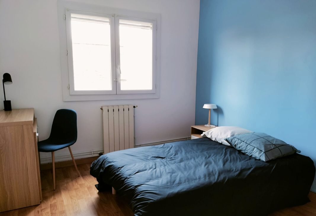 Voici la chambre que nous vous proposons : Rue du Monastère, 13004 MarseilleChambre en colocation dans un appartement entièrement rénové, situé dans une petite copropriété familiale bien entretenue. L’appartement est idéalement situé près du boulevard Sakkakini, à 20 minutes à pied de la faculté de médecine et proche des supermarchés et des commerces. La rue est calme, parfaite pour les étudiants et les jeunes professionnels. L’appartement vient d’être entièrement refait. Les meuble, les peintures et le parquet sont neufs. Il est situé dans une petite copropriété familiale qui assure un cadre de vie paisible et sécurisé. Transport en commun : Foch Sakakini Tramway T2 / Cinq Avenues Tramway 2. Le loyer est de 500€ par chambre. Ce montant comprend l’eau, le gaz, l’électricité, les charges courantes ainsi que la box internet.