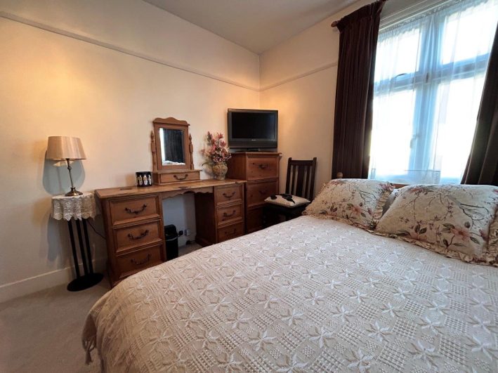 Voici le logement chez l’habitant proposé : Sudbury Hill, North Wembley, LONDON – Maison traditionnelle de 4 chambres située dans le quartier de Sudbury Hill / North Wembley, très proche par conséquent du quartier connu de Wembley, de Hampstead ou encore de celui de Ealing. L’appartement est à 0.8 miles (soit 14 mn à pied environ) de la station de métro de North Wembley (Bakerloo Line). La station de train de Sudbury Hill Harrow est également accessible mais un peu plus éloignée.– Il y a deux chambres pour les invités dans ce logement. – Chambre de taille convenable et confortable avec lit 2 personnes, entièrement meublée avec meuble de rangement, commode et chaise. TV dans la chambre. Moquette au sol. – Partage des deux salle de bain (avec douche), du double salon et la Cuisine ouverte équipée avec la famille. L’utilisation de la cuisine se devra d’être « léger » afin de ne pas monopoliser trop son usage. – La famille est composée d’une femme de 77 ans qui est retraitée. Sa fille et petite-fille viennent la visiter souvent étant donné qu’elles vivent très proche. Il y a un seul résident permanent dans ce logement et 2 chats. – Toutes les charges sont comprises dans le loyer. Caution limitée ou PAS de Caution selon la durée du séjour demandée. – Quartier calme et résidentiel, en Zone 4, situé à moins de 40 mn du centre environ (métro) – Logement trés traditionnel, agréable avec salon confortable et lumineux