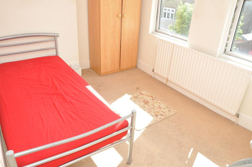 12 Willcott Road, Acton Town, W3 London– Maison en colocation situé dans le quartier de Acton (à 5min à pied de la station de Acton Town). 6 chambres en colocation.– Chambre meublée (lit 1 place). Moquette au sol. Armoires à disposition.– Partage de la cuisine équipée, 3 salles de bain (2 douches + 1 baignoire), machine à laver et Internet – Toutes les charges sont incluses dans le loyer, Internet compris. 1mois de caution et 1mois de loyer d’avance.– Logement simple et fonctionnel. Pièces lumineuses. Patio aménagé.– Quartier résidentiel situé en Zone 3, à moins de 25min du centre en métro (Picadilly Line).