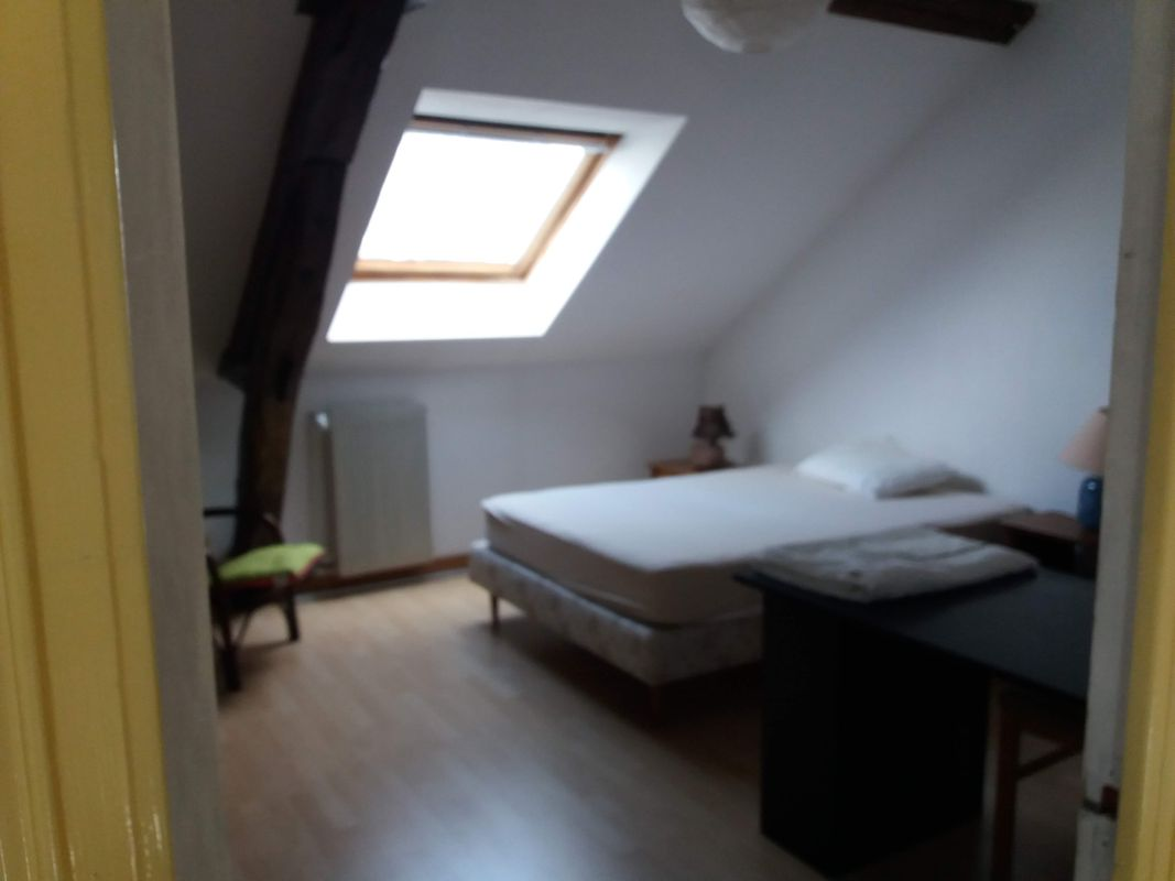 Quartier Centre-ville – La Fayette, 49100 Angers Dans une maison de ville située à proximité de la place des Acacias à Angers. Proches des commerces et services. Une chambre de 17 m² et une chambre de 15 m². Deux chambres disponibles en tout. La Salle de Bain avec WC (8 m²). Un espace repas de 14 m² équipé d’un réfrigérateur avec un petit compartiment congélateur, d’un micro-onde, bouilloire, vaisselle, sont à partager entre les étudiant(e)s. Draps et couvertures fournis. Transport en commun : Strasbourg (C 2022) Tramway A – C / Foch – Haras (C 2022) Tramway A – C / Place Lafayette (C 2022) Tramway A – C.La location est à 390 € mensuel toutes charges et internet compris.Garant demandé.