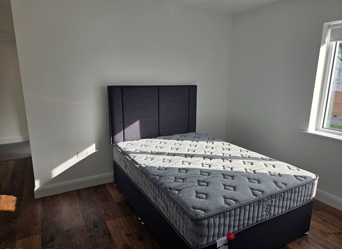 Voici la Colocation que nous vous proposons : Summerhill Lane, Portlaoise, R32, Laoise County, Ireland
Maison neuve mitoyenne de 4 chambres située dans une impasse calme. La maison a été totalement réaménagée il y a moins d’un an par le nouveau propriétaire. Trés confortable et de bon standing.
Belle Chambre double avec grande armoire, table de nuit et lampe de chevet, lit double confortable. Vous partagerez la salle de bain avec une personne seulement. Parquet au sol.
Il y a un salon séparé, une cuisine moderne toute équipée. Deux salles de bain dont l’une est située dans l’une des chambres directement (En-suite) + 2 toilettes en tout.
Il y a 4 personnes dans cette colocation en incluant le propriétaire qui n’est cependant pas toujours présent dans le logement.
Proximité : Près de la M7, de l’hôpital et de la gare, à moins de 2km du centre-ville de Portlaoise. Vous avez un arret de bus à environ 200 mètres.
Charges partagées en supplément : €20/mois pour déchets et Internet, €75/mois maximum pour électricité, gaz et eau.
Dépôt de garantie d’un montant de €500 pour du court-terme.
Vidéo et photos supplémentaires sur demande pour ce logement.