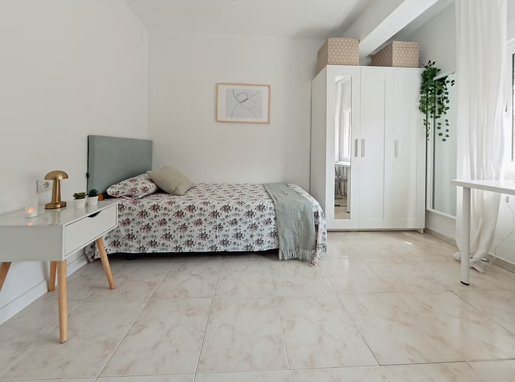 Voici la chambre que nous vous proposons : Ciutat Vella, 46001 Valencia, EspañaChambre spacieuse individuelle de 11m² dans un appartement récemment rénové en août 2025. Appartement de 4 chambres en Colocation (colocation de taille moyenne), en excellent état et moderne. La chambre dispose d’une fenêtre et d’un lit de 90 cm. Elle est entiérement meublée, équipée d’un ventilateur de plafond et d’un radiateur. Chambre avec clé. Colocation dans le centre de Valence, à quelques minutes des grandes universités de la ville. À 5 minutes à pied de l’Université Européenne. Parfaitement desservi par le bus et le métro. Salle de bain complète à partager. Cuisine équipée avec tout le nécessaire pour cuisiner. Machine à laver.