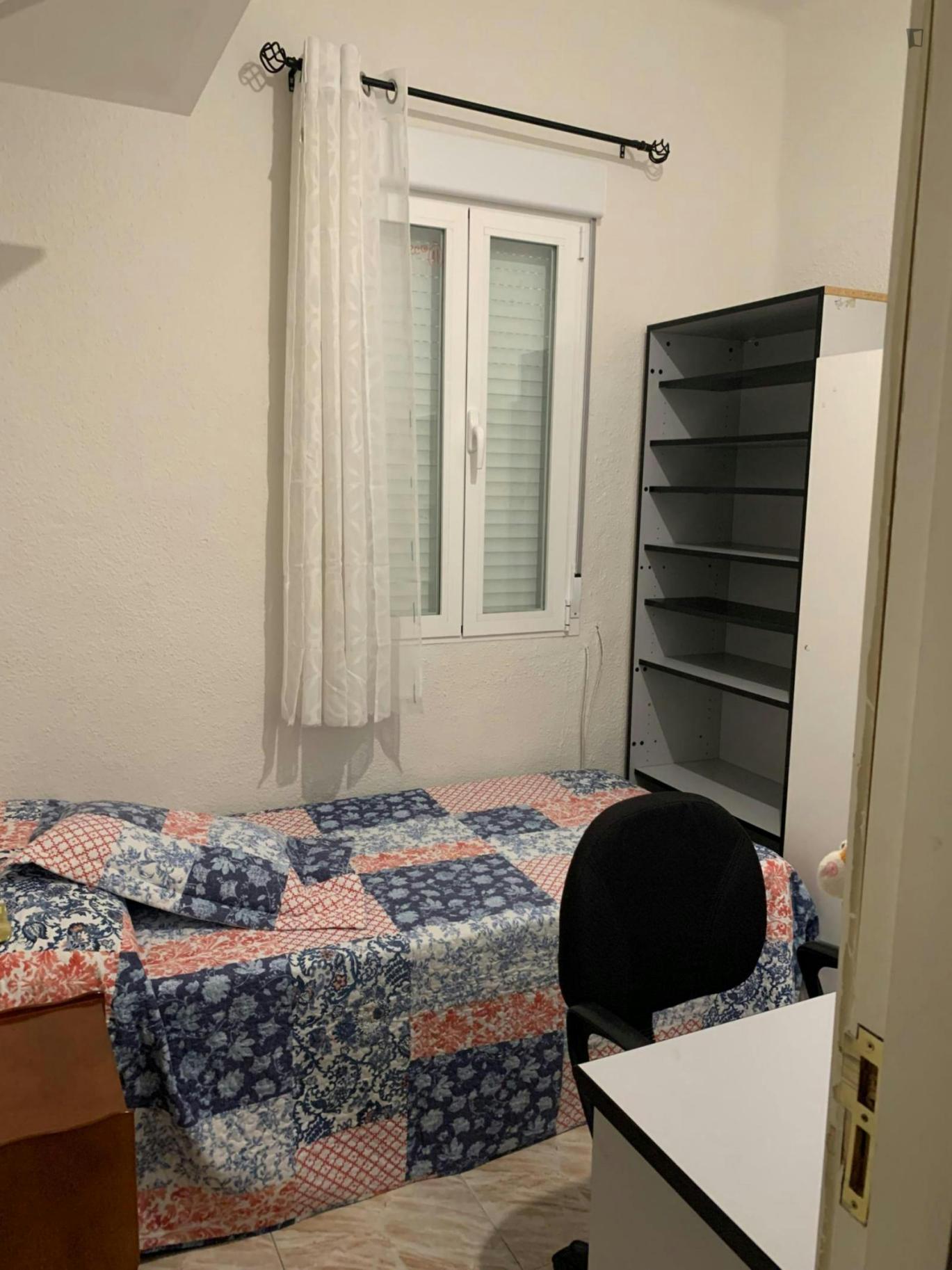 Calle del Doctor Castelo, Madrid
• Appartement entièrement équipé et meublé.
• Cette chambre dispose d’un lit simple, d’une armoire, d’une table et d’une chaise.
• Les animaux domestiques et les fumeurs ne sont pas admis dans le logement.
• Dans le quartier du Retiro, à proximité du célèbre parc.
• A 15 minutes à pied du quartier de Recoletos.