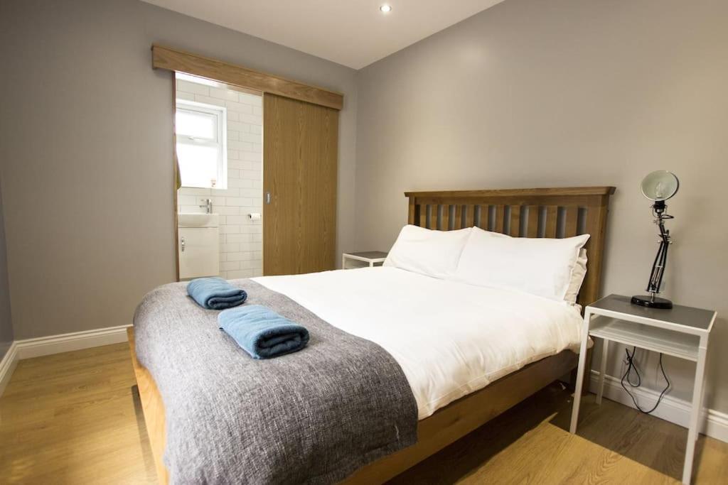 Modern City Centre Rooms, 45 Seville Place, Dublin, Irlande
L’établissement Modern City Centre Rooms se trouve à 1,5 km du centre de Dublin. Il propose un salon commun et une terrasse. Une connexion Wi-Fi gratuite est disponible dans l’ensemble de ses locaux.
Vous séjournerez à proximité de ces lieux d’intérêt : Convention Centre Dublin, Gare de Dublin Connolly et Musée de l’émigration irlandaise (EPIC). L’aéroport le plus proche (Aéroport de Dublin) est à 9 km.
Les couples apprécient particulièrement l’emplacement de cet établissement.
Salle de bains
Serviettes, Sèche-cheveux
Chambre
Chambres non-fumeurs, Linge de maison et serviettes à l’entrée dans les lieux seulement, Prise près du lit, Portant
En extérieur
Parking gratuit, Aire de pique-nique, Mobilier extérieur, Terrasse, Espace fumeurs
Cuisine
Cuisine commune, Sèche-linge, Lave-linge
Internet
Une connexion Wi-Fi est disponible dans tout l’établissement gratuitement.
Services
Salon commun/salle de télévision
Enregistrement/règlement rapide
Blanchisserie/laverie
Sécurité
Extincteurs, Détecteurs de fumée, Clés d’accès
Général
Détecteur de monoxyde de carbone
Établissement entièrement non-fumeurs
Chauffage
Ventilateur
Matériel de repassage
Fer à repasser
Toutes charges incluses
Accessibilité
Étages supérieurs accessibles uniquement par les escaliers
Langues parlées
Anglais
