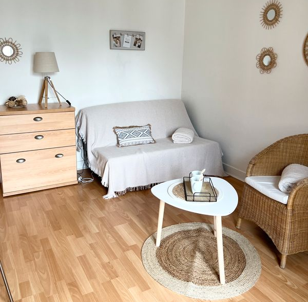 Voici le Studio que nous vous proposons: Quartier Saint-Lazare, 75008 Paris
Charmant studio de 20 m², refait à neuf, près de la gare Saint Lazare. Parfait état et bonne taille pour un Studio.
Coup de cœur assuré ! Immeuble ancien avec ascenseur.
Cuisine équipée, petite mais séparée du reste du logement.
Lumineux, calme, vue sur jardin, proche Gare Saint Lazare et tous commerces.
Transports en commun proches et nombreux : Neuilly-Porte Maillot (E 2022) RER C, RER E / Porte Maillot Métro 1 / Bruix-Lalo (2020) Tramway 3b.
Disponible immédiatement.