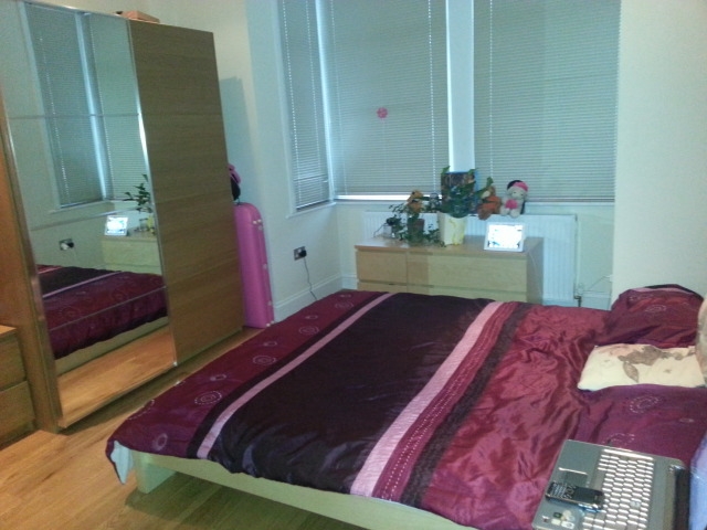 Voici la Colocation que nous vous proposons : Hendon Central, NW4 London
– Bel Appartement meublé en Colocation composé de 2 chambres, cuisine équipée et salle de bain  + douche, situé proche de la station Hendon Central.
 
– Jolie Chambre double totalement meublée et bien aménagée. Lit 2 places, armoire et commode.
– Charges à payer chaque mois en sus du loyer : Council Tax > £80 (à titre indicatif) + Electricité-Gaz > £60 (à titre indicatif). 
– Un mois de caution demandé lors de la réservation.
– Logement moderne, lumineux et très agréable. Cuisine équipée, machine à laver. 
– Beau salon.
– Petite Colocation de seulement 2 chambres. 
– Quartier calme et résidentiel situé en Zone 3, à 30 mn du centre en métro (Northern Line).