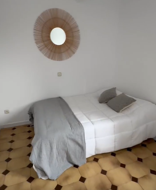 Voici la chambre que nous vous proposons : San Pedro Alcántara, 29670, Malaga, EspañaChambre double lumineuse et spacieuse, bien située dans la ville de San Pedro Alcántara, à un peu plus de 30 mn en Bus de Marbella. Il y a 3 chambres en tout dans cet appartement en Colocation. Deux salles de bain. Tout le mobilier est neuf, jamais utilisé car le logement a été refait récemment. Fenêtres avec une excellente isolation, serrure, ventilateur de plafond, lit, grandes armoires, table et chaises, cintres, linge de lit, serviettes… La cuisine est entièrement équipée avec tous les électroménagers neufs, y compris une machine à laver. Salles de bain avec douche. Il y a un concierge dans l’immeuble. Supermarchés, pharmacies, magasins, bars, commerces, arrêts de bus à proximité. Tout est inclus dans le loyer : eau, électricité, internet et nettoyage des parties communes Différentes lignes de Bus à proximité : Ligne 013, Ligne 070, Ligne 077, Ligne 610. 2 chambres disponibles actuellement