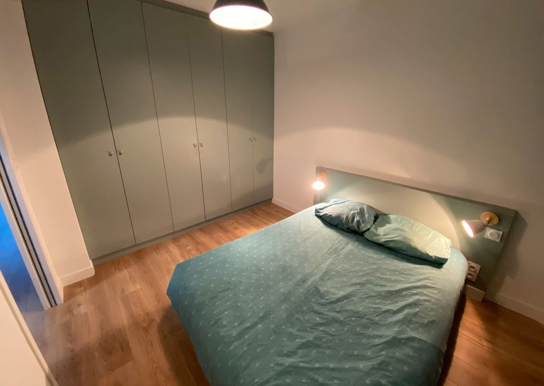 Voici l’Appartement que nous vous proposons: Quartier Bourg, Pessac 33600– Dans une Résidence, au deuxième et dernier étage, appartement entièrement meublé avec une chambre double séparée et une surface totale de 39 m². Bel appartement en très bon état et bonne surface habitable pour le loyer demandé. Très proche du centre-ville de Pessac, à seulement 5 mn de distance à pied. – Il y a dans l’appartement : une entrée, une pièce principale avec un coin salon agréable, une table et une vraie cuisine moderne (totalement équipée, y compris les ustensiles de cuisine, couverts et lave-vaisselle), une chambre double de bonne taille avec placards intégrés, une salle de bain avec douche italienne moderne et machine à laver. Le loyer comprend une partie des charges (Eau et chauffage). Quartier calme et agréable en très proche banlieue de Bordeaux.