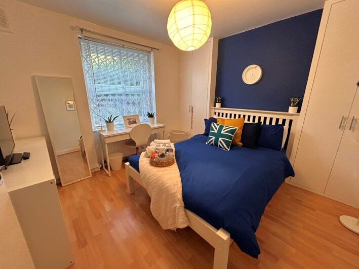 Voici le logement chez l’habitant proposé : West Norwood, SE27, LONDON – Jolie Maison traditionnelle de 2 Chambres située dans le quartier verdoyant et résidentiel de West Norwood, au sud de Londres. Le quartier de Forest Hill ou Dulwich sont proches et facilement accessibles. – Ceux de Wimbledon, Greenwich et Lewisham sont plus éloignés mais accessibles en Bus. La station de train de West Norwood est à seulement 4 mn à pied. Il y a une seule chambre pour les invités dans la maison. – Grande Chambre double (Lit 2 personnes) entièrement meublée avec notamment : bureau, placard intégré, meuble de rangement, TV, miroir,… . Lumineuse et très agréable. Parquet au sol.– Partage de la cuisine équipée, grand salon et salle de bain (avec baignoire) + toilettes additionnelles avec la Famille. L’usage de la cuisine se devra d’être limité dans le temps (ne pas monopoliser la cuisine). Il y a aussi un joli jardin aménagé derriére la maison. – La Famille est composée d’une femme de 59 ans qui travaille dans le domaine du social. Il y a donc 1 résident permanent dans cette maison et pas d’animaux. Dans son temps libre, elle aime aller au théatre, faire de la Gym, nager et regarder l’athlétisme. – Quartier résidentiel situé en Zone 3, à environ 50 mn du centre (Bus + métro ou train). Commerces proches, situés au niveau de la rue principale du quartier, proche de la station de train. – Toutes les charges sont comprises (également Internet) dans le loyer. Caution limitée ou PAS de caution selon la durée de location. – Maison typique anglaise agréable, bien entretenue, avec salon séparé et pièces spacieuses. Confortable et cosy. Jardin derrière la maison. Elle est située dans un quartier et une rue calme.
