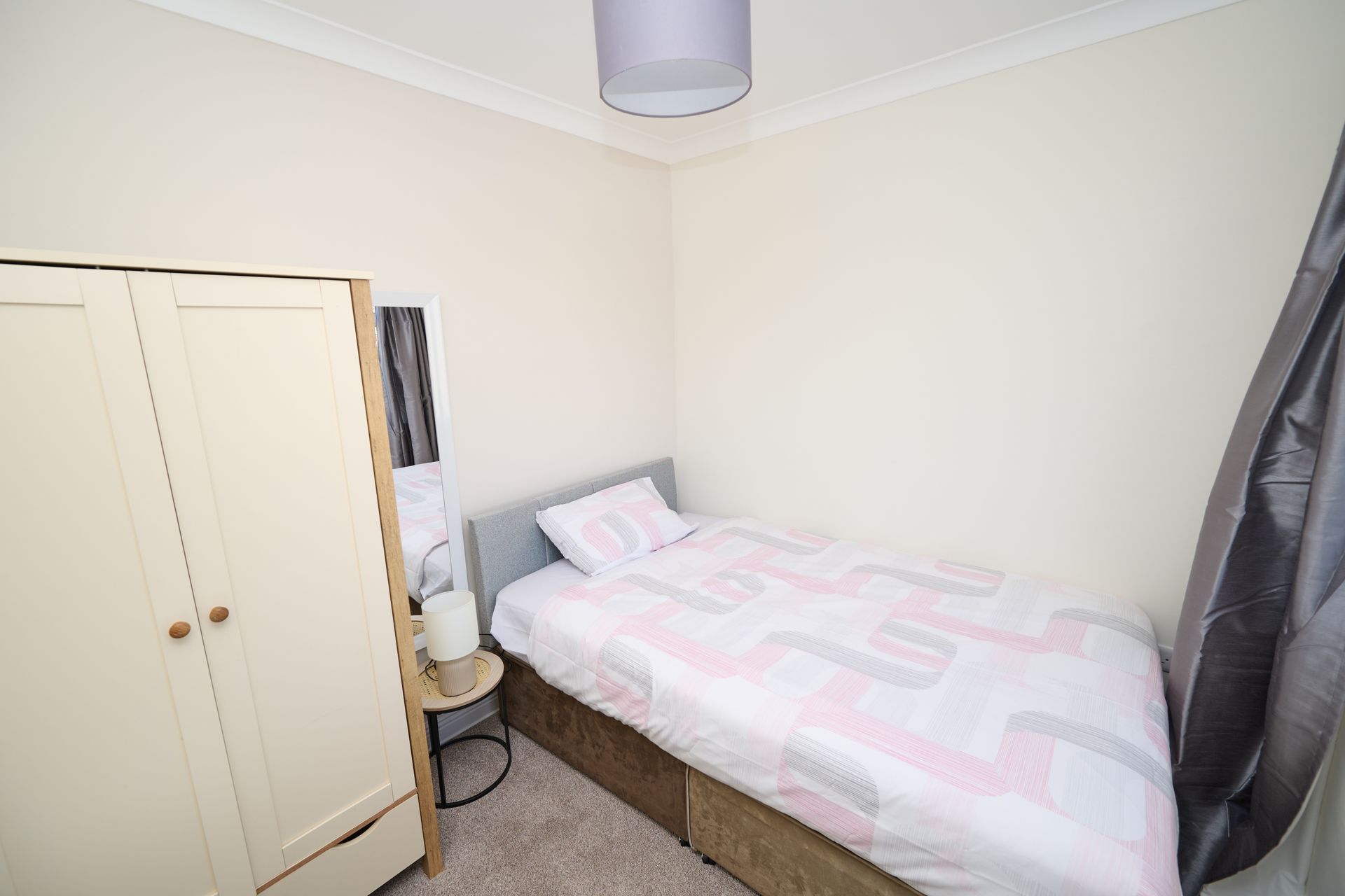 Voici la chambre en Colocation que nous vous proposons : Whitestrand Park, Galway La maison, répartie sur deux niveaux, offre de spacieux espaces communs et des chambres privées entièrement meublées, ce qui la rend idéale tant pour les étudiants que pour les professionnels.La propriété est située dans un quartier résidentiel calme, à proximité de la station balnéaire de Salthill et de Spanish Arch. Elle bénéficie d’un emplacement pratique près des arrêts de bus, des supermarchés et de diverses boutiques.La chambre est de taille convenable (avec un lit double confortable), équipées d’une armoire, un miroir, une table de chevet et des rideaux.Les résidents partagent :une cuisine confortable et entièrement équipée, une buanderie, deux salles de bains complètes (récemment rénovées), une petite salle de bain, un salon/salle à manger agréable, des espaces de rangement et un jardin lumineux à l’arrière. l est possible de stationner jusqu’à deux voitures gratuitement à l’intérieur de la propriété.Le loyer est facturé tous les 4 semaines.La contribution pour les factures et les utilitaires est de 25€ par semaine.Un dépôt de garantie sera demandé.