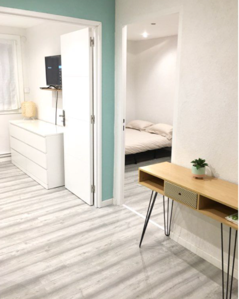 Voici la Colocation que nous vous proposons : Lemasson, Montpellier, 34070, France– Appartement de 70m² avec une chambre disponible, tout équipée. – Chambre double tout équipée, meublée et moderne. Elle dispose d’une clim réversible, d’ un placard et un espace bureau pour travailler.– Il y a dans l’appartement une cuisine spacieuse toute équipée, un salon avec canapé, table basse et TV. – Le loyer de 550€ charges comprises et comprend donc l’eau, l’électricité et internet. L’appartement est refait à neuf. Il se situe dans le quartier de LEMASSON à 1 minute à pied de l’arrêt de tram.