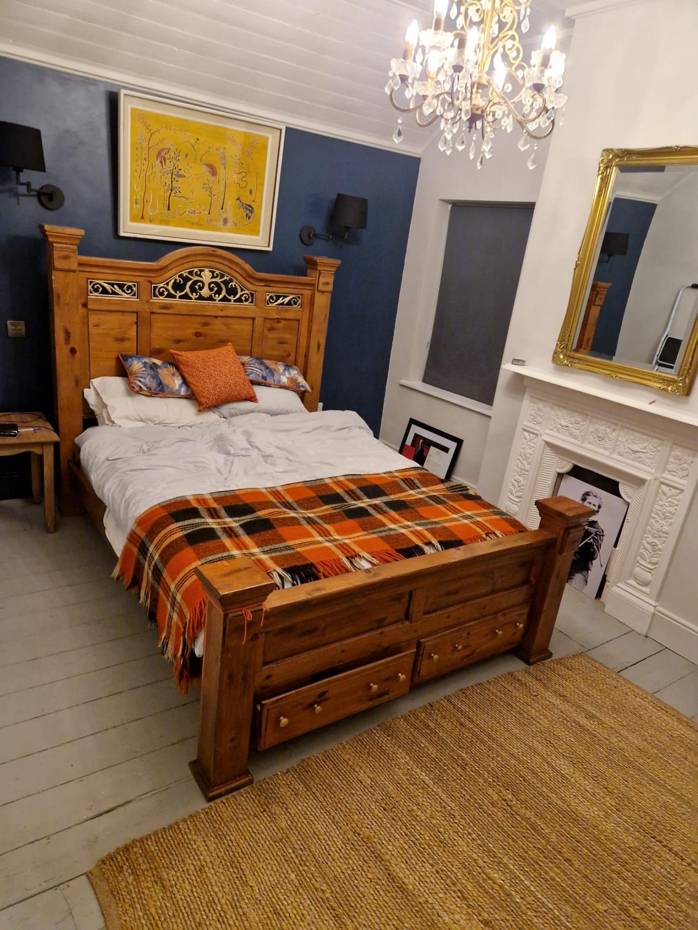 – Chambre chez l’Habitant à Harpur’s Lane, Maryborough, Portlaoise, R32, Laoise County. Le propriétaire est présent dans le logement et peut accepter du court-terme.

 

– La maison est située tout proche du centre de cette petite ville, sur un des principaux axes. Proche des commerces du centre-ville, de plusieurs stations de bus mais aussi de la station de train de Portlaoise. Tout ceci à 10 mn ou moins de votre logement.

 

– La maison est moderne dans son aménagement et cosy. Confortable et charme irlandais typique.

 

– La chambre double est plutôt spacieuse, avec rangements et grand lit double confortable.

 

 – Il y a une grande cuisine équipée, un salon séparé et 2 salles de bain dans cette maison.

 

– Vous ne pourrez pas recevoir d’invités. Logement calme, les fêtes ne sont pas acceptés par conséquent.

 

– Toutes les charges sont incluses dans le loyer.