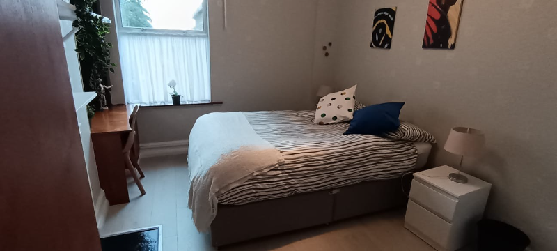 Voici la Chambre que nous vous proposons : Glasnevin, Dublin 9, Ireland
 


Chambre double spacieuse dans une maison moderne — Idéale pour une Personne Seule


 


Un endroit confortable et élégant, cette chambre double spacieuse dans une maison toute neuve à Glasnevin Hill, Drumcondra, est parfaite pour une personne seule ou un couple souhaitant vivre dans un environnement dynamique et multiculturel.


 


Beaucoup de lumière naturelle avec une belle vue sur le jardin


 


Lit double confortable avec draps propres, grande armoire et bureau — idéal pour le travail et le rangement


 


Internet haut débit — parfait pour le télétravail ou les études


 


Service de nettoyage professionnel inclus, produits de nettoyage fournis pour plus de commodité


 


Atmosphère internationale et amicale


 


Juste à côté des magnifiques jardins botaniques nationaux, entouré de cafés, pubs et commodités locales


 


Quartier calme et résidentiel mais à distance de marche du centre-ville


 


Excellentes liaisons de transports en commun pour un trajet facile


 


Le loyer n’inclut pas les charges.


 


Arrivée à partir de : 14h00 / Départ jusqu’à : 12h00.


 


50€ de Frais administratif pour ce logement.


 
Disponible immédiatement.