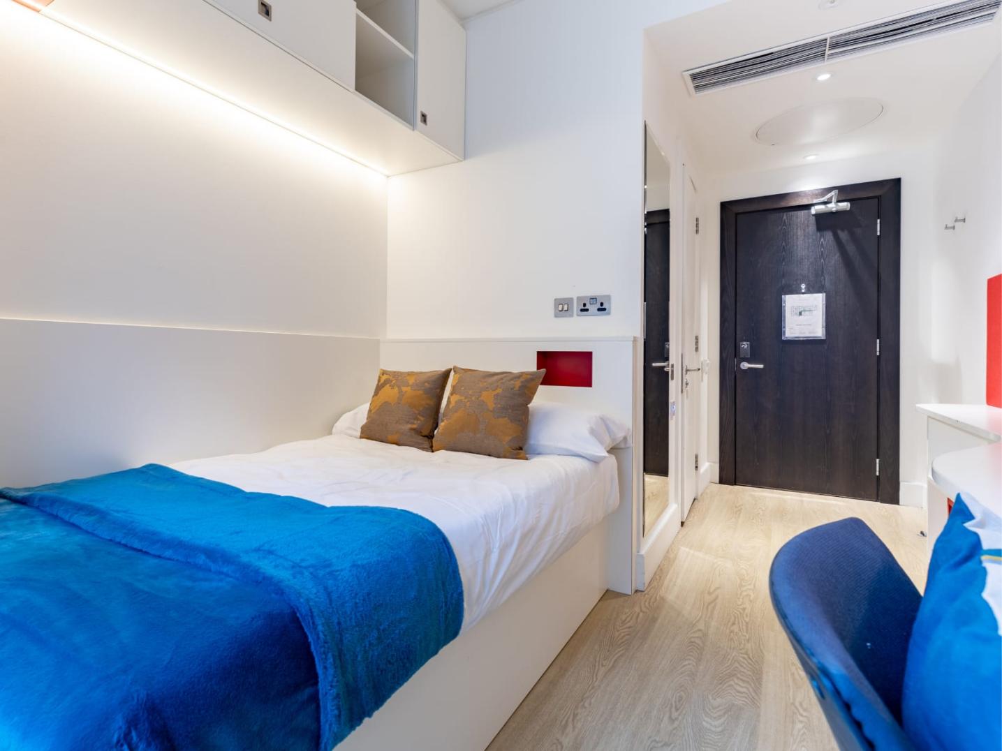 Voici le Studio que nous vous proposons : Vauxhall, SE11, London
– Studio dans une trés jolie Résidence étudiante située dans le quartier sûr de Vauxhall (à environ 5 mn à pied de la station de métro du même nom). Très bon emplacement, à deux pas de nombreux lieux symboliques de Londres.
– Studio de taille moyenne, comprenant un lit simple, salle de bain moderne avec douche, toilettes et porte-serviettes, bureau + fauteuil.
– Bien meublé avec notamment une armoire et de nombreux rangements (au dessus et en dessous du lit, miroir,…). Confortable.
– Cuisines communes modernes, entièrement équipées, partagées avec d’autres étudiants de la résidence.
– Vous disposez de très nombreux équipements accessibles : salles d’études, grands salons, salle de Gym, petite salle de cinéma et même une magnifique piscine intérieure. Peu de Résidences ont autant d’équipements réunis.
– Accès sécurisé (avec Pass) et laverie à disposition dans l’immeuble (pour les résidents).
– Toutes charges incluses (y compris Internet). Conditions flexibles de location dans cette résidence et location de court-terme acceptée.
– Bien situé en Zone 1. Quartier plutôt dynamique. La Tamise est à deux pas (50 m environ) et vous pouvez accéder à Westminster facilement à pied ou en bus. Oxford Circus à 7 mn en métro.