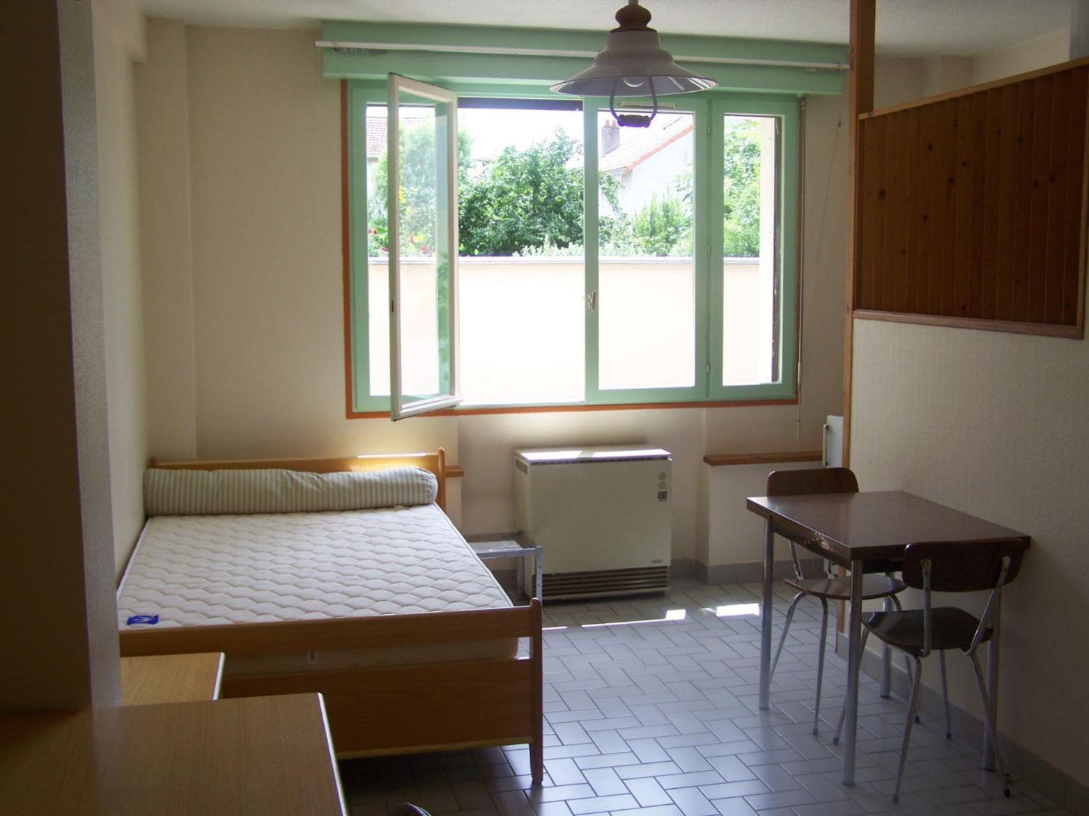 Voici le Studio que nous vous proposons : Avenue des Ruchoux, 87000, Limoges
Studio simple au 1er étage d’un petit immeuble. Vue sur cour intérieure.
Bon emplacement, dans le centre de la ville et avec un accès facile aux facultés et Universités de la ville.
Bus Numéro 4 à environ 3-4 mn à pied.
Equipé d’une kitchenette avec évier, plaques de cuisson, réfrigérateur, hotte aspirante – une salle de bains individuelle avec baignoire ou douche – WC individuel
Table, chaises, bureau, armoire, étagères, lit, chevet. Prise TV et téléphone.
Charges locatives incluses dans le loyer, excepté l’électricité.
Caution : 1 mois de Loyer