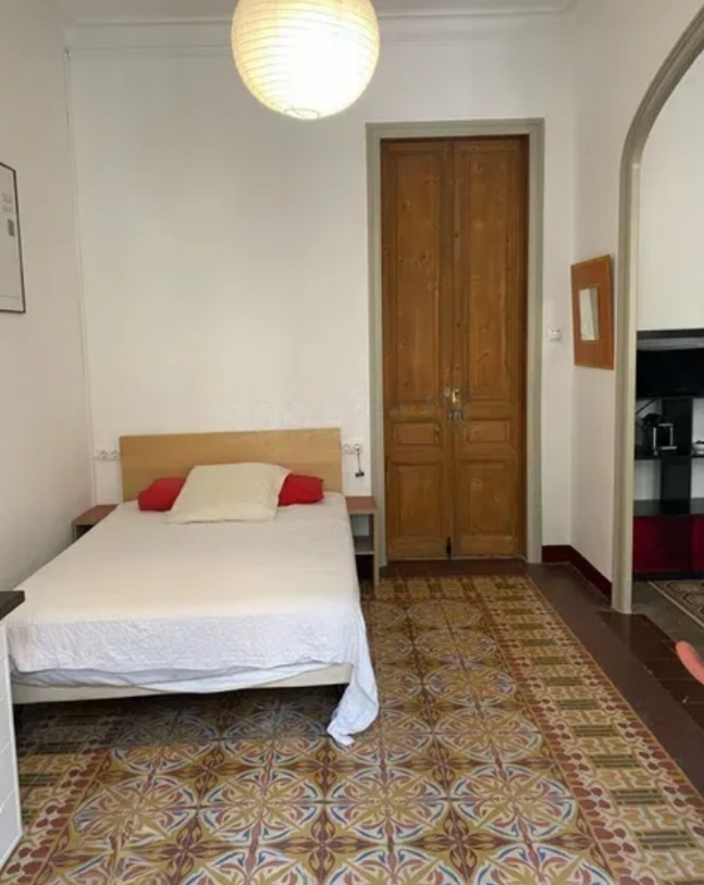 Voici l’Appartement que nous vous proposons : Calle de Manso, Sant Antoni, Barcelona


Appartement traditionnel situé au 1er étage, comprenant une chambre/bureau, un espace repas et une cuisine entièrement équipée. Il dispose d’une salle de bain séparée avec un espace dressing. Chaque pièce bénéficie de grandes fenêtres. Hauteur des plafonds de 3,30 m et les murs entièrement blancs créent une atmosphère très chaleureuse. L’ensemble a été récemment rénové.


 

La cuisine et la salle de bain sont neuves.

 

La chambre principale, avec deux grandes fenêtres, donne sur la rue, tandis que la salle de bain, avec une autre grande fenêtre, donne sur la cour intérieure.

 

La cuisine est entièrement équipée (micro-ondes, machine Nespresso, etc.), et le linge de maison est fourni. Le lit double (1,40 x 2,00 m) est presque neuf.

 

Un petit bureau de 2 m² avec tiroirs et une table à manger avec trois chaises complètent l’appartement.

 

La salle de bain dispose d’une douche de 80 cm, d’un sèche-serviettes, de toilettes et d’un lavabo avec meuble de rangement.

 

Une partie de la salle de bain est équipée d’étagères pour le rangement des vêtements.

 

L’appartement est équipé d’une pompe à chaleur réversible.

 

Il dispose également de deux petits balcons donnant sur la rue.

 

L’appartement n’a ni lave-linge ni lave-vaisselle, mais une laverie très propre et récente se trouve à 40 mètres.

 

Situé dans une rue calme, l’appartement est proche de tous commerces : marché de Sant Antoni, Lidl, BonPreu, ainsi que de nombreux commerces pakistanais ouverts très tard. Le quartier est très tranquille mais compte aussi de nombreux bars et restaurants réputés (Calder, Maleducat, Candela en Rama).

 

Caution : 2 mois.