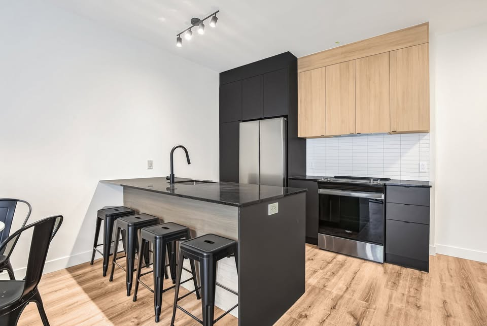 Voici l’Appartement que nous vous proposons: Rue Belanger, Q.C, Villeray, Montréal, H2A
 
– Condos (Condomimium) locatifs neufs dans le quartier trés sympa et central de Villeray – Saint Michel. Tout proche de la station de métro d’Iberville
 
– Magnifique appartement entièrement neuf, au cœur d’un quartier vibrant. L’immeuble propose 30 unités lumineuses et fonctionnelles sur 2 étages.
 
– Aménagement résolument moderne et de très bon standing. Parquet au sol dans tout l’appartement, chambre double de bonne taille avec grands placards intégrés, cuisine américaine tout équipée et salle de bain moderne avec baignoire.
 
– Caractéristiques du logement :
 

• Plafonds de 9’, Fenestration abondante, Balcon privé, Comptoirs de granit dans la cuisine, Comptoirs de quartz dans la salle de bain, Excellente insonorisation, grâce à des fenêtres et portes-patio en verre triple sur façades Bélanger et Iberville, Dalle de béton 12″ entre le rez-de-chaussée commercial et le 2e étage, Chape de béton de 2″ entre le 2e et le 3e, Murs inter-logements doubles séparés (les murs ne se touchent pas) avec de la laine insonorisante entre chacun de ces murs
• Air climatisé/thermopompe et échangeur d’air, Système de gicleur pour protection incendie.
Animaux acceptés selon conditions. 
– Nombreuses commodités et espaces communs dans l’immeuble parmi lesquels : 
• Ascenseur 
• Système de caméra de surveillance 24/24 
• Salle de Gym 
• Terrasse sur le toit 
• Cour intérieure aménagée 
• Lobby spacieux, Casier à colis sécurisé, Stationnement à vélos 
• Stationnement intérieur (en sus au coût de C$195/mois), Borne de recharge pour voiture électrique (+C$100/mois)

 
– Sont inclus dans le loyer et dans l’appartement en terme d’ameublement :
 

Eau chaude 
5 électroménagers (réfrigérateur, cuisinière, lave-vaisselle, laveuse, sécheuse) 
Casier de rangement au sous-sol

 
Profitez d’une véritable vie de quartier avec tous commerces de proximité : pharmacie, épicerie bio et traditionnelle, dépanneur, boulangerie, boucherie, poissonnerie, cafés et restaurants, ….
 
Nombreux parcs : Frédéric-Back (pistes de ski de fond, pistes cyclables, etc), Molson, Maisonneuve et Jarry.  À proximité également du cinéma Beaubien, du théâtre aux Écuries, de la salle de spectacle La Tohu (arts du cirque).
 
Proches des centres communautaires Père-Marquette et Joseph-François Perrault qui proposent des activités culturelles et sportives.
 
Vous avez aussi dans le quartier : Piscines (intérieure et extérieure), gym, courts de tennis, bibliothèques.
