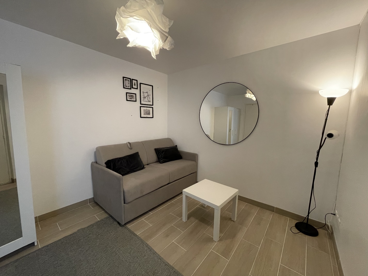 Voici le Studio que nous vous proposons : Rue des Dames, 75017 Paris
Un studio de 17 m² élégant au design contemporain moderne situé dans le 17ᵉ arrondissement de Paris.
Cet endroit constitue le studio le plus esthétique que vous rechercherez à Paris.
Il dispose d’un lit convertible, d’un beau miroir et d’une lampe sur pied.
Une cuisine équipée pour cuisiner soi-même avec toutes les commodités, un espace de rangement avec armoire, ainsi qu’une salle de bain.
Courte durée de location accepté pour ce logement.
Disponible immédiatement.