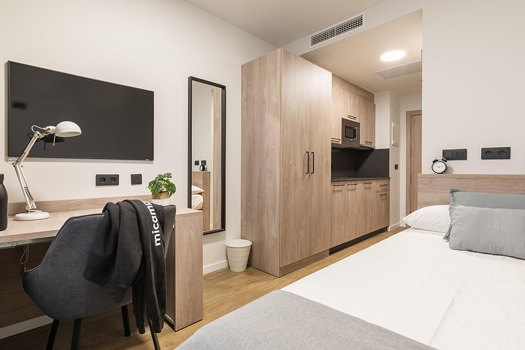Voici le Studio en Résidence que nous vous proposons :  Sant Adriá de Besós, 08930, Barcelona

Studio individuel disposant d’un Lit double, avec salle de bain privée (avec douche), armoire, meubles de rangements, bureau + chaise et lampe de bureau, miroir, nombreuses prises électriques,… Four micro-onde également présent dans le Studio.

 

Connexion Internet haut débit, idéale pour le streaming et vos études, climatisation (réversible) pour rester au frais pendant les journées chaudes ou vous chauffer pendant l’hiver.

 

Résidence étudiante moderne proche du centre de Barcelone proposant de nombreuses salles communes, salle d’étude, salon/lounge, salle de Gym plutôt spacieuse, petite piscine sur le toit pour se relaxer ainsi que fauteuils et transats. Trés bien équipée et agréable

 

Un service de nettoyage des draps et des serviettes est également assuré toutes les deux semaines.

 

La résidence dispose également d’un parking pour votre voiture et votre scooter, afin qu’ils soient toujours en sécurité et à proximité.

 

Quartier plutot calme et agréable du nord de Barcelone, vous êtes à 250 m environ de la Plage du Forum

 

Nombreux moyens de transport à poximité : arrêt de bus situé à deux minutes à pied, 2 stations de métro à moins de 10 mn à pied et station de Tram T4 à moins de 5 mn.

 